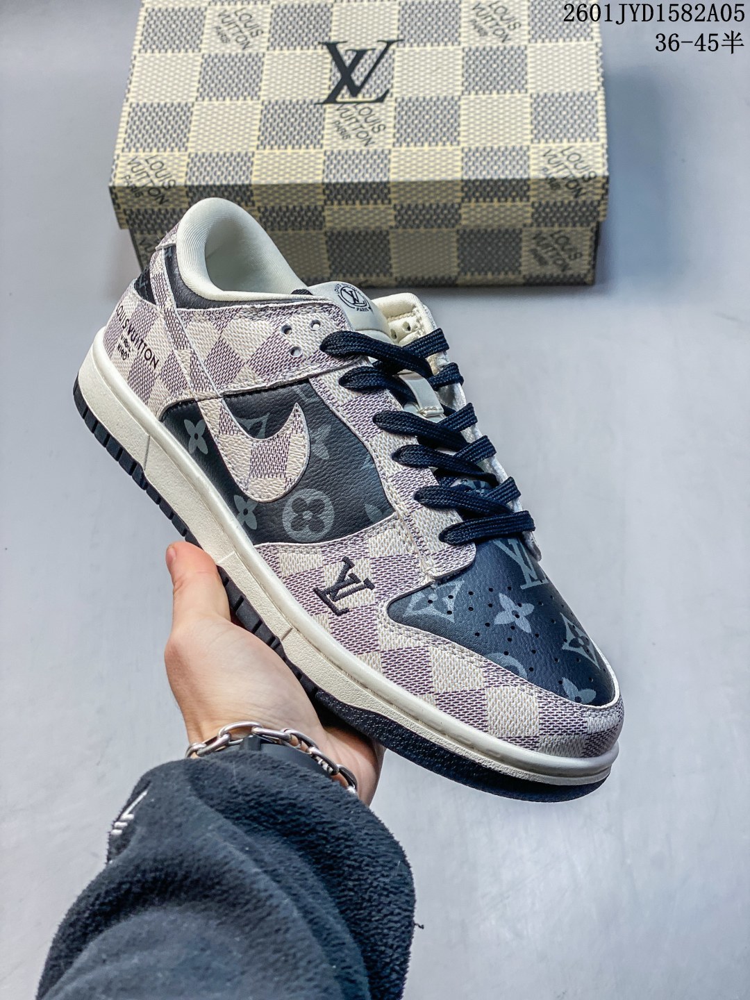 💰170
Louis Vuitton x Nike Dunk Low 格纹雾灰
此款主张打破传统的工业化流水线设计限制，以Made by ideas的超级创意为理念，集结众多潮流设计师，结合时下最ing潮流风尚，为潮流爱好者打造彰品自我的专属潮品。同时尊重每个年轻人对于潮流的理解与选择，主张“让每个年轻人塑造自己的潮流”。
货号: SC0601-452
Size: 36 36.5 37.5 38 38.5 39 40 40.5 41 42 42.5 43 44 44.5 45
01JYD1582A05
