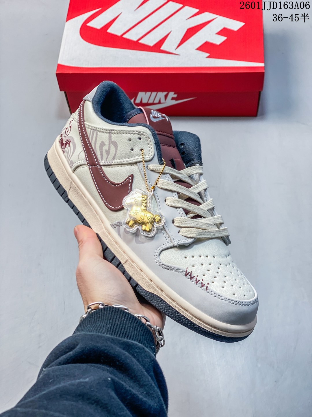 💰130
耐克 Nike Sb Dunk Low Pro 男女同款运动鞋复古板鞋,尽情迈步,彰显个性风采。采用柔软皮革鞋面,经久耐穿,塑就如元年款 Dunk 般的复古质感。鞋头透气孔,搭配鞋口和鞋舌形状,忠实沿袭元年款经典外观。全掌型橡胶外底,造就非凡抓地力。Dunk 起初专为篮球运动打造,于 80 年代末成为滑板界新宠,现已跃升成为街头时尚标杆。加垫低帮鞋口结合耐穿外底,助你自信舞动
01JJD163A06