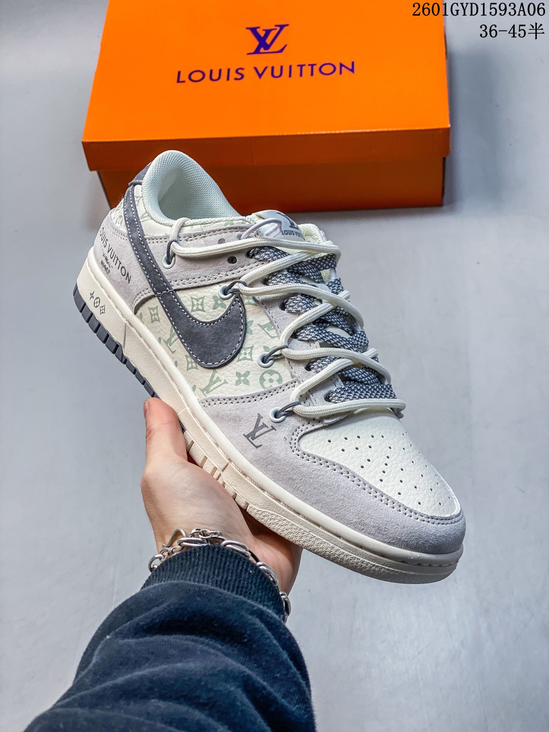 💰270
Nike Dunk Low x LV 联名款|雾霾灰调的奢潮新标杆
这双Nike Dunk Low CX5050-Y45与LV的联名鞋款,堪称街头潮流与高端奢品融合的典范之作,从材质选择到细节设计,都将奢潮美学展现得淋漓尽致。
鞋面以雾霾灰麂皮为基底,搭配浅灰调的LV经典老花印花皮革拼接,低饱和的灰系配色营造出清冷高级的视觉氛围,麂皮的细腻绒面与印花皮革的精致纹理形成鲜明质感对比,触手可及的高端材质,让每一次上脚都能感受到奢品工艺的魅力。鞋身侧方的Nike Swoosh采用深灰磨砂皮质打造,与LV字母标识、老花图案相互呼应,鞋舌与鞋跟处的细节标识更是将联名身份拉满,每一处设计都暗藏巧思。延续Dunk Low的经典鞋型架构,鞋身线条流畅利落,中底采用轻量发泡材质打造,兼顾了复古造型与脚感舒适度,橡胶外底的人字形纹路提供了出色的防滑耐磨性。无论是搭配街头风的工装裤、休闲牛仔,还是简约的运动套装,这双鞋都能轻松成为造型的视觉焦点,是潮人鞋柜中极具收藏价值的奢潮单品,更是彰显个性与品味的不二之选。尺码:36 36.5 37.5 38 38.5 39 40 40.5 41 42 42.5 43 44 44.5 45
01GYD1593A06