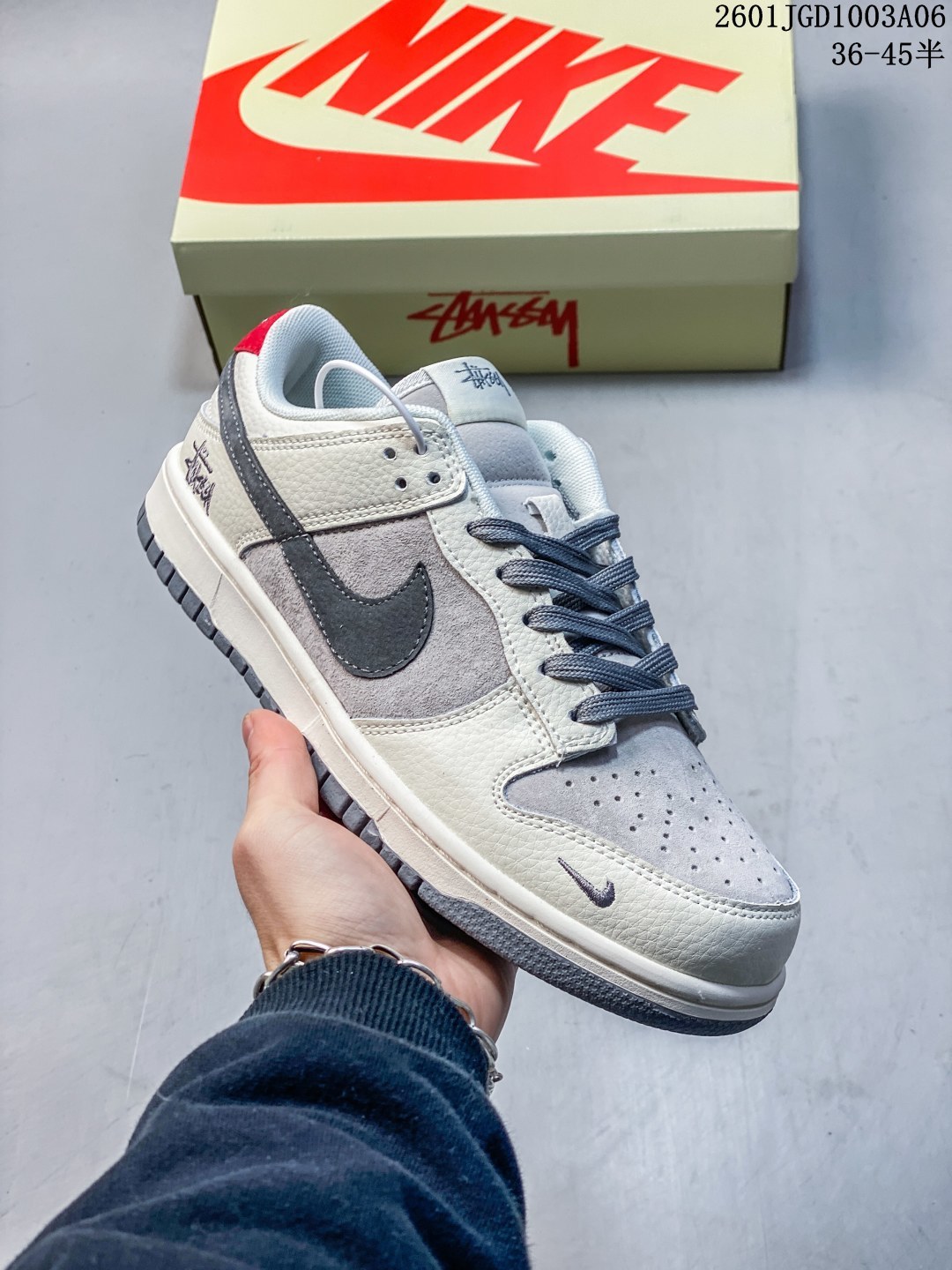 💰140
耐克 Nike Dunk Low Retro 运动鞋复古板鞋，作为 80 年代经典篮球鞋款，起初专为硬木球场打造，后来成为席卷街头的时尚标杆，现以经典细节和复古篮球风范再次归来。皮革与合成材质组合鞋面，经久耐穿，柔软非凡。泡绵中底，缔造轻盈回弹的缓震效果，橡胶外底搭配圆形支点设计，铸就非凡抓地力，尽显经典风范。从篮板到滑板，Nike Dunk 的影响力毋庸置疑。尽管 1985 年以篮球鞋形式亮相，但其平整而具有抓附力的鞋底闯入了滑板运动员的视野，堪称滑板鞋的理想之选。几十年来，Dunk 不断直击全球各地滑板手的灵魂，推出不计其数的配色方案，追求创造力和功能性兼得的理想境界，彰显亚文化风采。
01JGD1003A06