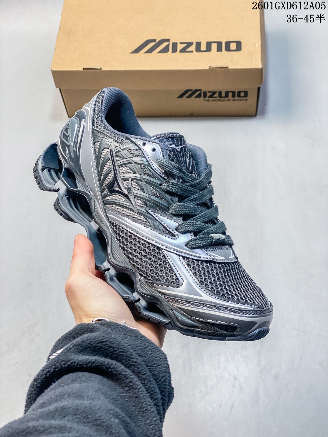 💰260
Mizuno SPORTS STYLE美津浓 复古时尚休闲舒适减震运动跑步鞋  
美津浓WAVE机械缓震，可以说是机械缓震跑鞋科技的翘楚。有着非凡的适应性，有着充分而持久的缓震能力和轻量化设计，是一双可以陪伴我们日常训练甚至是半马比赛的跑鞋，无论是“跑步初哥”还是“精英老鸟”，只要不是比较夸张的大体重人群，都可以穿着 Mizuno 来跑步。如果你不知道跑步穿什么鞋，不知道给别人推荐什么鞋，那么选美津浓 Sportstyle总是没错的！
01GXD612A05