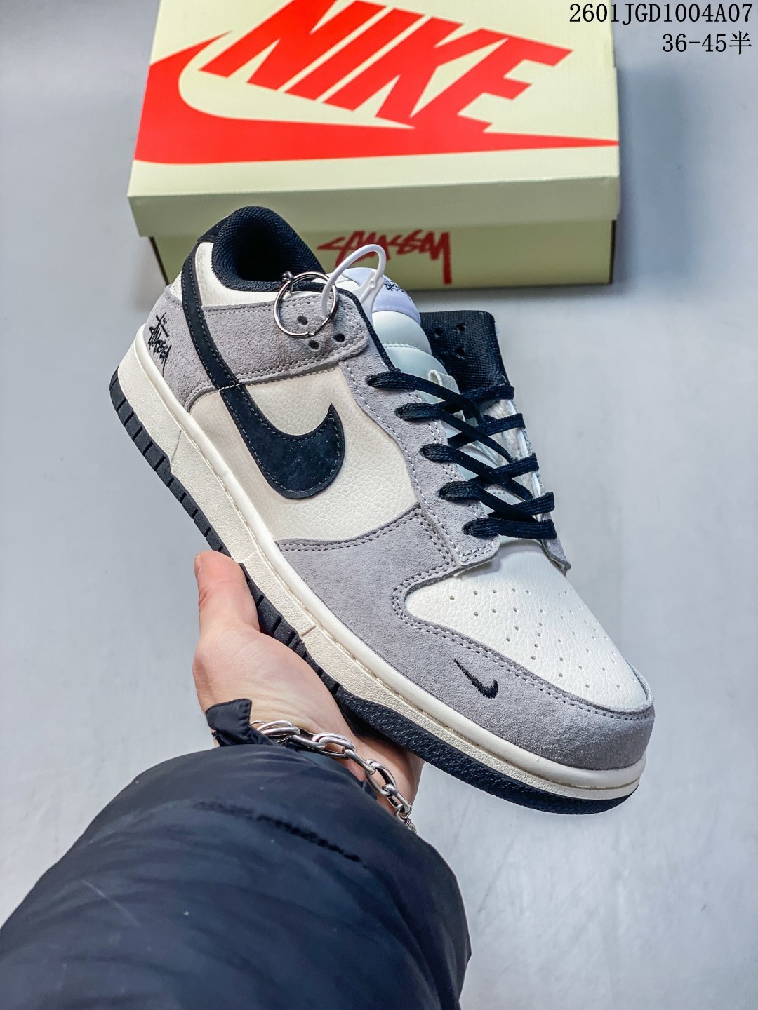 💰140
耐克 Nike Dunk Low Retro 运动鞋复古板鞋，作为 80 年代经典篮球鞋款，起初专为硬木球场打造，后来成为席卷街头的时尚标杆，现以经典细节和复古篮球风范再次归来。皮革与合成材质组合鞋面，经久耐穿，柔软非凡。泡绵中底，缔造轻盈回弹的缓震效果，橡胶外底搭配圆形支点设计，铸就非凡抓地力，尽显经典风范。从篮板到滑板，Nike Dunk 的影响力毋庸置疑。尽管 1985 年以篮球鞋形式亮相，但其平整而具有抓附力的鞋底闯入了滑板运动员的视野，堪称滑板鞋的理想之选。几十年来，Dunk 不断直击全球各地滑板手的灵魂，推出不计其数的配色方案，追求创造力和功能性兼得的理想境界，彰显亚文化风采。
01JGD1004A07