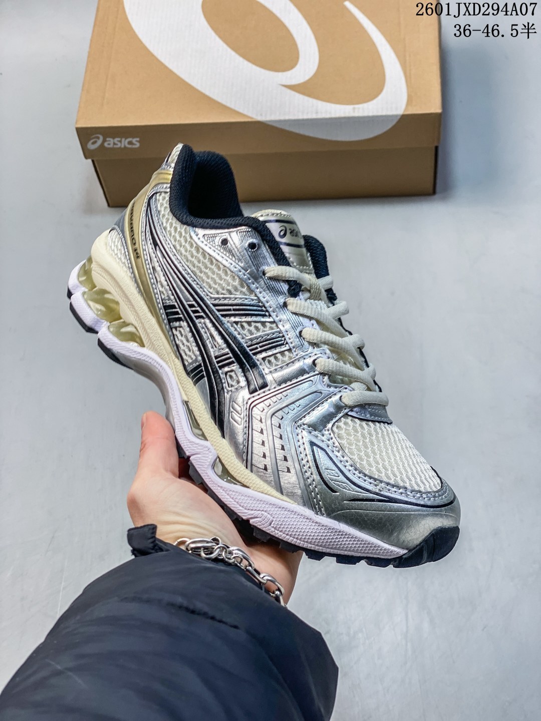 亚瑟士ASICS GEL - KAYANO 14 系列轻量缓震休闲运动跑步鞋 货号:1201A019-700 采用环保太空合成革配合透气网眼布鞋面材质 中底3D可视GEL缓震胶效果 升级EVA全新缓震中底部位科技组合耐磨橡胶外底片❗ 货号:1201A161-400 编码:105930 01JXD294A07