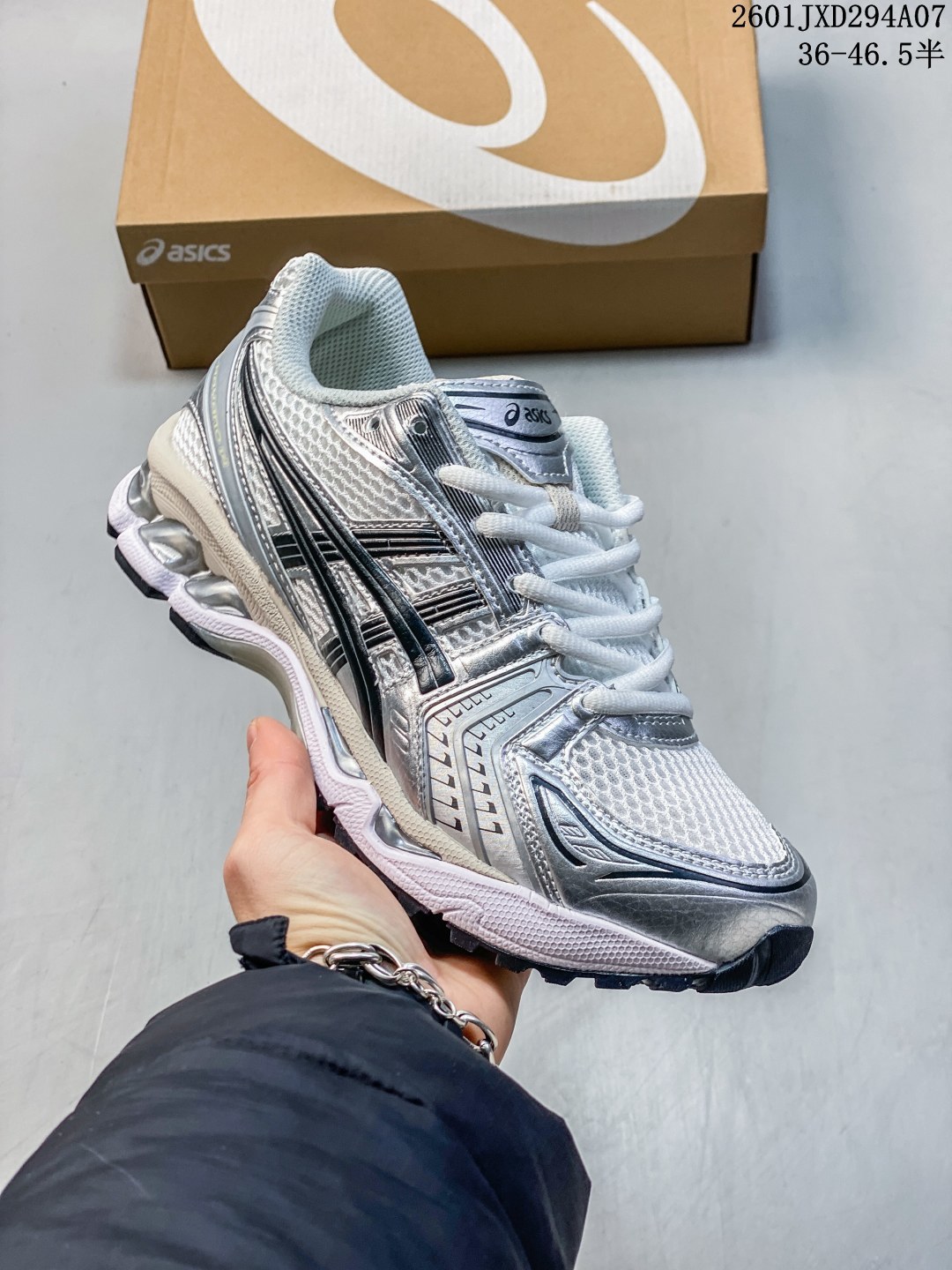 亚瑟士ASICS GEL - KAYANO 14 系列轻量缓震休闲运动跑步鞋 货号:1201A019-700 采用环保太空合成革配合透气网眼布鞋面材质 中底3D可视GEL缓震胶效果 升级EVA全新缓震中底部位科技组合耐磨橡胶外底片❗ 货号:1201A161-400 编码:105930 01JXD294A07