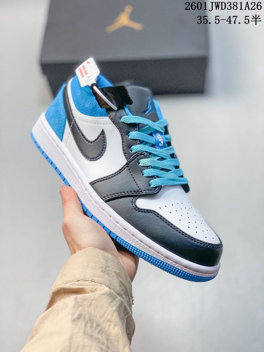 放店💰150
公司级H11版
耐克 乔丹Air Jordan 1 Low AJ1 乔1 乔丹1代aj1 低帮复古文化休闲运动篮球鞋。该鞋款从 1985 年元年款汲取设计灵感,焕新演绎简约经典外观,让人感到熟悉的同时又颇具新意。缝线细节搭配后跟刺绣 Wings 标志,彰显 JORDAN 品牌与众不同的专属格调。皮革鞋面,塑就出众结构感与耐穿性。鞋底加入 Nike Air 缓震技术,造就轻盈缓震脚感,外底融入橡胶,铸就非凡抓地力,塑就日常佳选,后跟饰有 Wings 标志,鞋头打孔设计,泡绵中底。
码数:35.5-47.5含半码
01JWD381A26