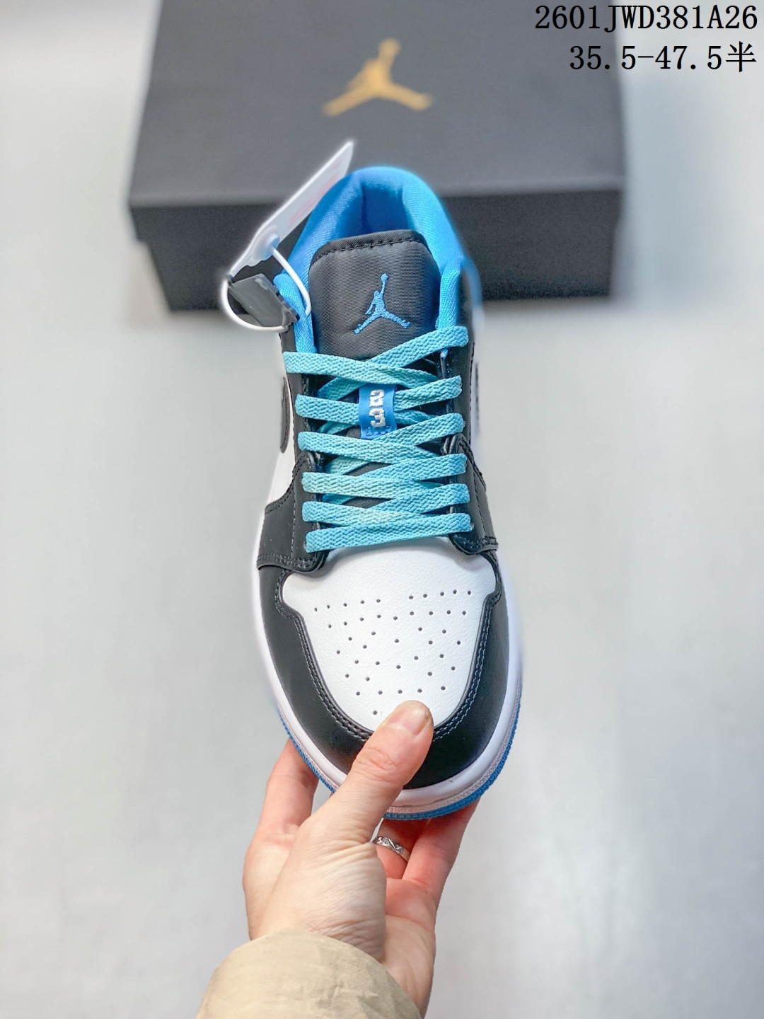 放店💰150
公司级H11版  
耐克 乔丹Air Jordan 1 Low AJ1 乔1  乔丹1代aj1  低帮复古文化休闲运动篮球鞋。该鞋款从 1985 年元年款汲取设计灵感，焕新演绎简约经典外观，让人感到熟悉的同时又颇具新意。缝线细节搭配后跟刺绣 Wings 标志，彰显 JORDAN 品牌与众不同的专属格调。皮革鞋面，塑就出众结构感与耐穿性。鞋底加入 Nike Air 缓震技术，造就轻盈缓震脚感，外底融入橡胶，铸就非凡抓地力，塑就日常佳选，后跟饰有 Wings 标志，鞋头打孔设计，泡绵中底。

码数：35.5-47.5含半码
01JWD381A26