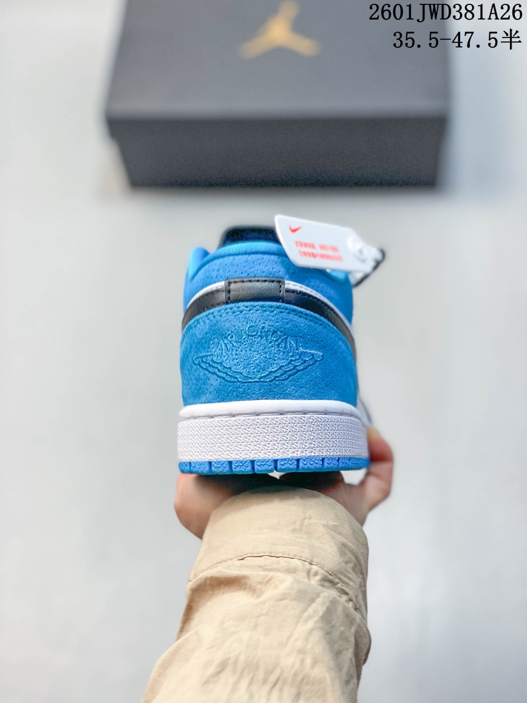 放店💰150
公司级H11版  
耐克 乔丹Air Jordan 1 Low AJ1 乔1  乔丹1代aj1  低帮复古文化休闲运动篮球鞋。该鞋款从 1985 年元年款汲取设计灵感，焕新演绎简约经典外观，让人感到熟悉的同时又颇具新意。缝线细节搭配后跟刺绣 Wings 标志，彰显 JORDAN 品牌与众不同的专属格调。皮革鞋面，塑就出众结构感与耐穿性。鞋底加入 Nike Air 缓震技术，造就轻盈缓震脚感，外底融入橡胶，铸就非凡抓地力，塑就日常佳选，后跟饰有 Wings 标志，鞋头打孔设计，泡绵中底。

码数：35.5-47.5含半码
01JWD381A26