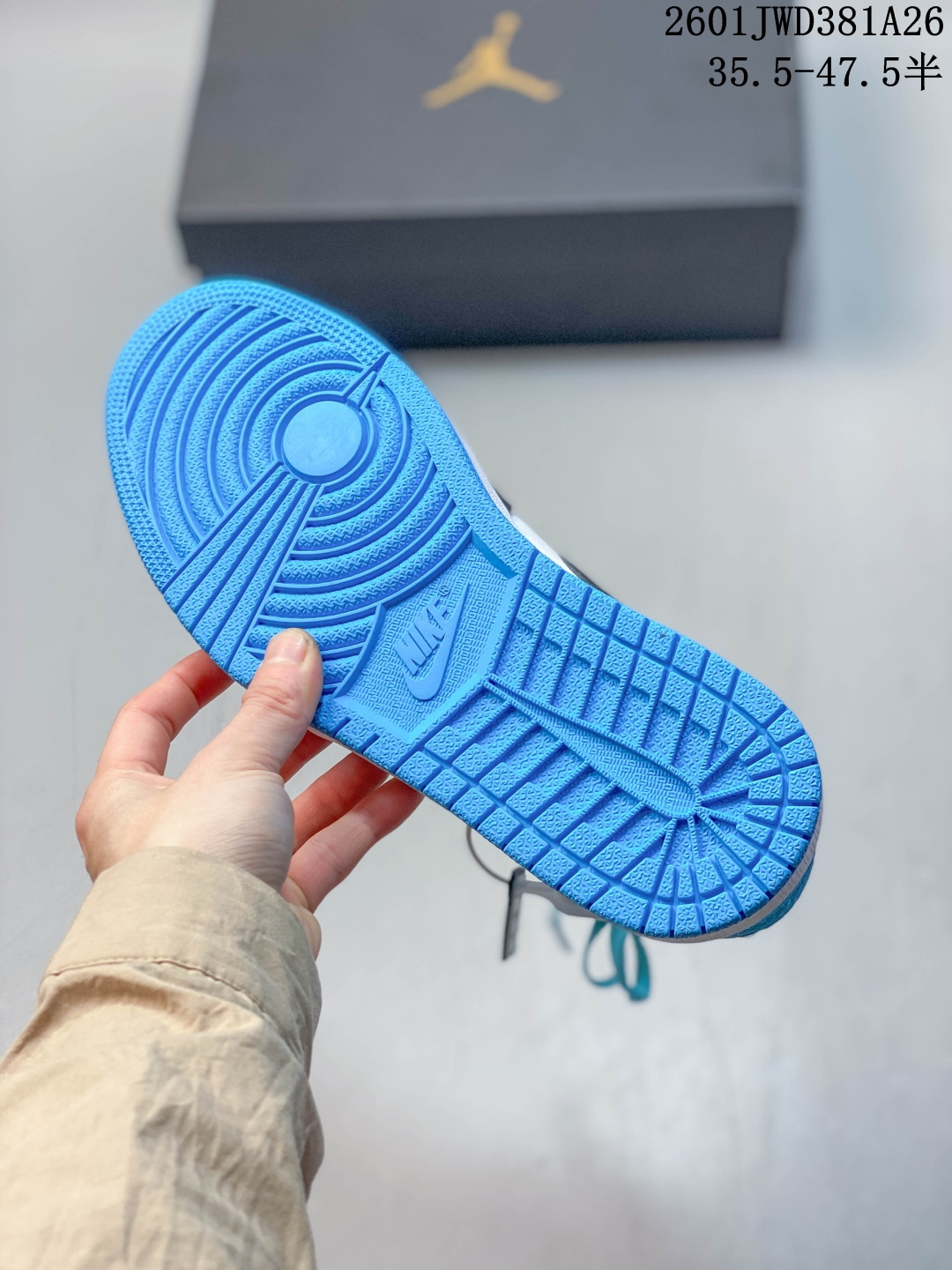 放店💰150
公司级H11版  
耐克 乔丹Air Jordan 1 Low AJ1 乔1  乔丹1代aj1  低帮复古文化休闲运动篮球鞋。该鞋款从 1985 年元年款汲取设计灵感，焕新演绎简约经典外观，让人感到熟悉的同时又颇具新意。缝线细节搭配后跟刺绣 Wings 标志，彰显 JORDAN 品牌与众不同的专属格调。皮革鞋面，塑就出众结构感与耐穿性。鞋底加入 Nike Air 缓震技术，造就轻盈缓震脚感，外底融入橡胶，铸就非凡抓地力，塑就日常佳选，后跟饰有 Wings 标志，鞋头打孔设计，泡绵中底。

码数：35.5-47.5含半码
01JWD381A26