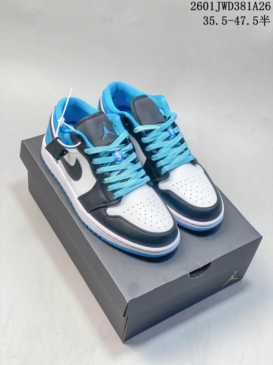 放店💰150
公司级H11版  
耐克 乔丹Air Jordan 1 Low AJ1 乔1  乔丹1代aj1  低帮复古文化休闲运动篮球鞋。该鞋款从 1985 年元年款汲取设计灵感，焕新演绎简约经典外观，让人感到熟悉的同时又颇具新意。缝线细节搭配后跟刺绣 Wings 标志，彰显 JORDAN 品牌与众不同的专属格调。皮革鞋面，塑就出众结构感与耐穿性。鞋底加入 Nike Air 缓震技术，造就轻盈缓震脚感，外底融入橡胶，铸就非凡抓地力，塑就日常佳选，后跟饰有 Wings 标志，鞋头打孔设计，泡绵中底。

码数：35.5-47.5含半码
01JWD381A26