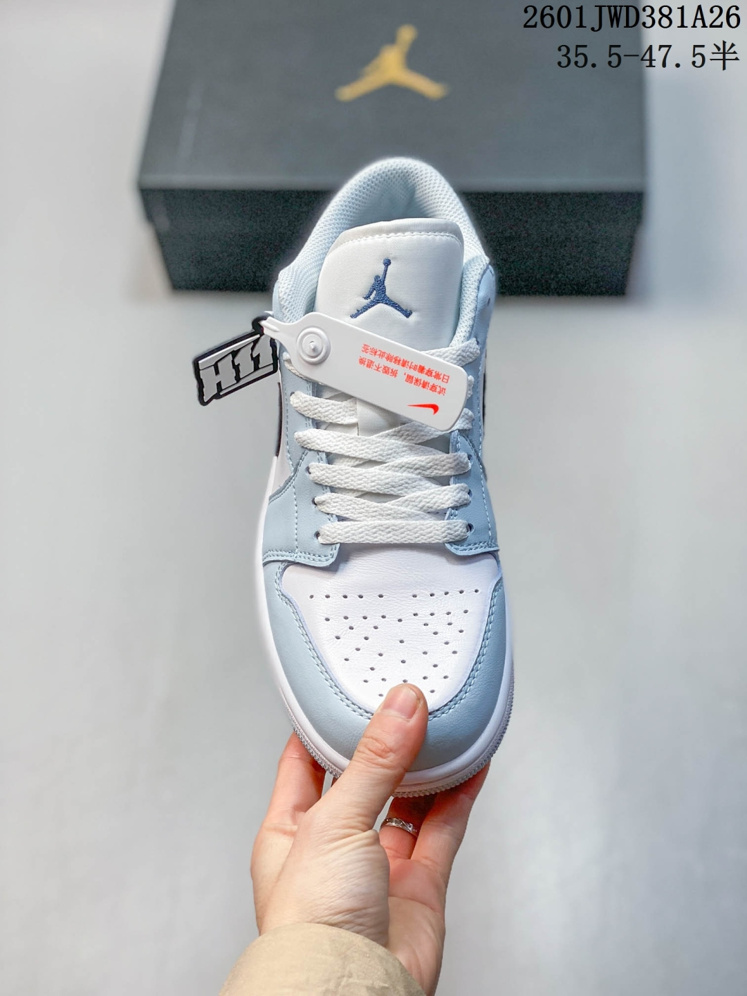 放店💰150
公司级H11版  
耐克 乔丹Air Jordan 1 Low AJ1 乔1  乔丹1代aj1  低帮复古文化休闲运动篮球鞋。该鞋款从 1985 年元年款汲取设计灵感，焕新演绎简约经典外观，让人感到熟悉的同时又颇具新意。缝线细节搭配后跟刺绣 Wings 标志，彰显 JORDAN 品牌与众不同的专属格调。皮革鞋面，塑就出众结构感与耐穿性。鞋底加入 Nike Air 缓震技术，造就轻盈缓震脚感，外底融入橡胶，铸就非凡抓地力，塑就日常佳选，后跟饰有 Wings 标志，鞋头打孔设计，泡绵中底。

码数：35.5-47.5含半码
01JWD381A26