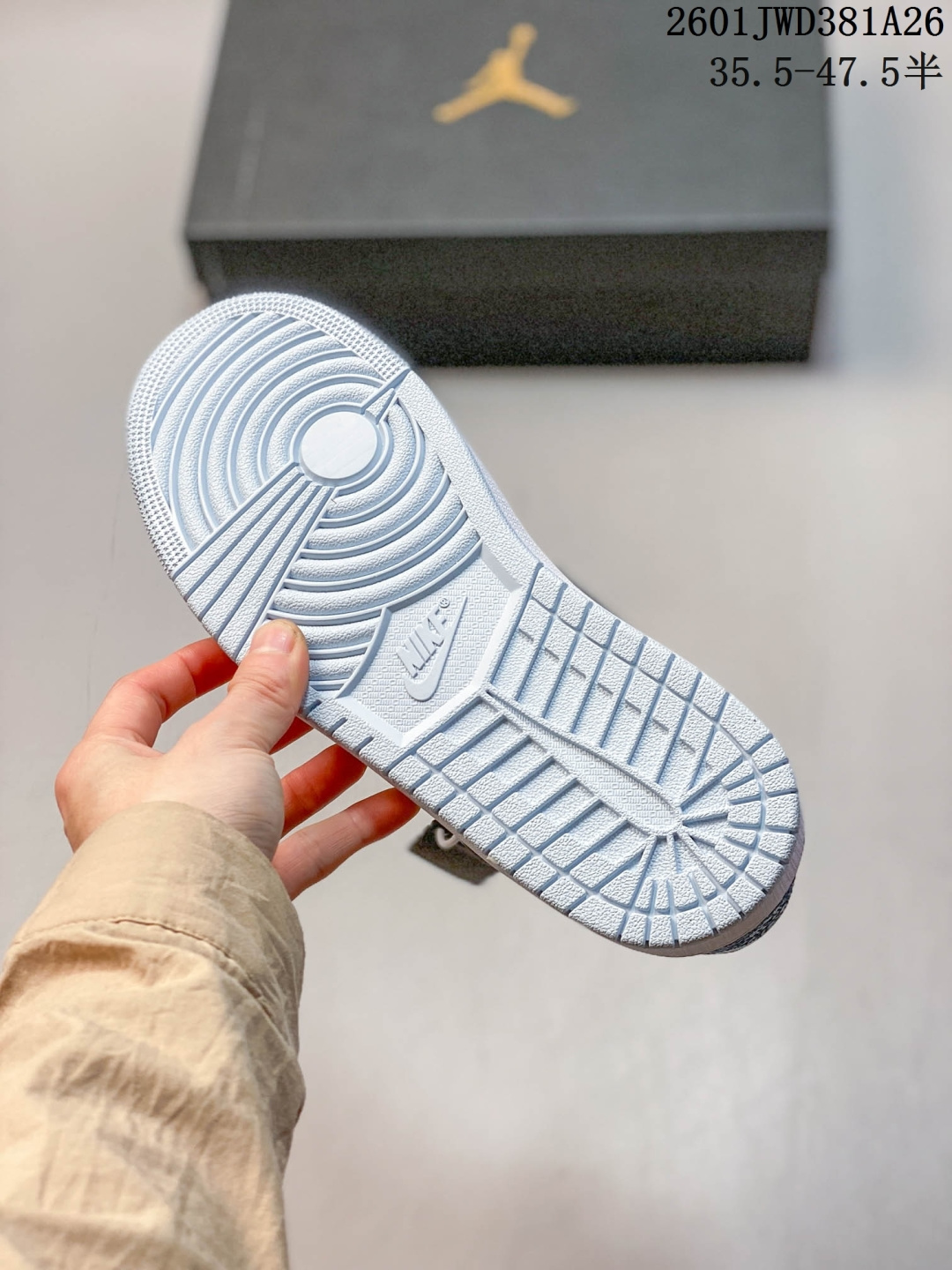 放店💰150
公司级H11版  
耐克 乔丹Air Jordan 1 Low AJ1 乔1  乔丹1代aj1  低帮复古文化休闲运动篮球鞋。该鞋款从 1985 年元年款汲取设计灵感，焕新演绎简约经典外观，让人感到熟悉的同时又颇具新意。缝线细节搭配后跟刺绣 Wings 标志，彰显 JORDAN 品牌与众不同的专属格调。皮革鞋面，塑就出众结构感与耐穿性。鞋底加入 Nike Air 缓震技术，造就轻盈缓震脚感，外底融入橡胶，铸就非凡抓地力，塑就日常佳选，后跟饰有 Wings 标志，鞋头打孔设计，泡绵中底。

码数：35.5-47.5含半码
01JWD381A26