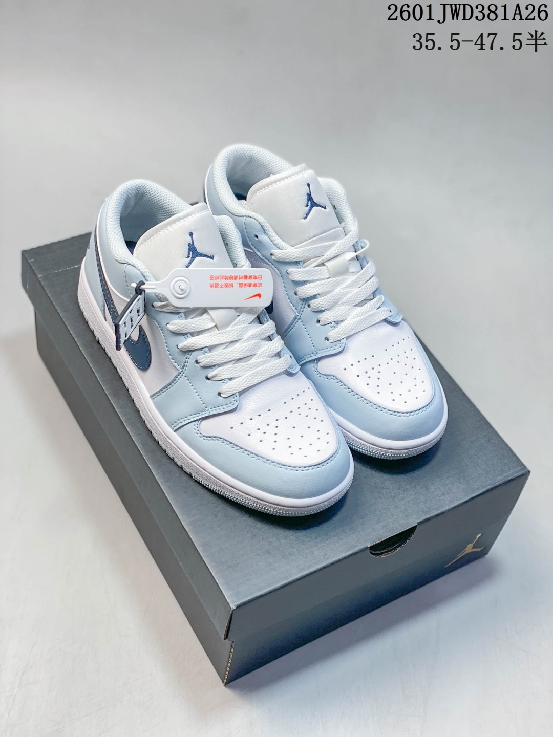 放店💰150
公司级H11版  
耐克 乔丹Air Jordan 1 Low AJ1 乔1  乔丹1代aj1  低帮复古文化休闲运动篮球鞋。该鞋款从 1985 年元年款汲取设计灵感，焕新演绎简约经典外观，让人感到熟悉的同时又颇具新意。缝线细节搭配后跟刺绣 Wings 标志，彰显 JORDAN 品牌与众不同的专属格调。皮革鞋面，塑就出众结构感与耐穿性。鞋底加入 Nike Air 缓震技术，造就轻盈缓震脚感，外底融入橡胶，铸就非凡抓地力，塑就日常佳选，后跟饰有 Wings 标志，鞋头打孔设计，泡绵中底。

码数：35.5-47.5含半码
01JWD381A26