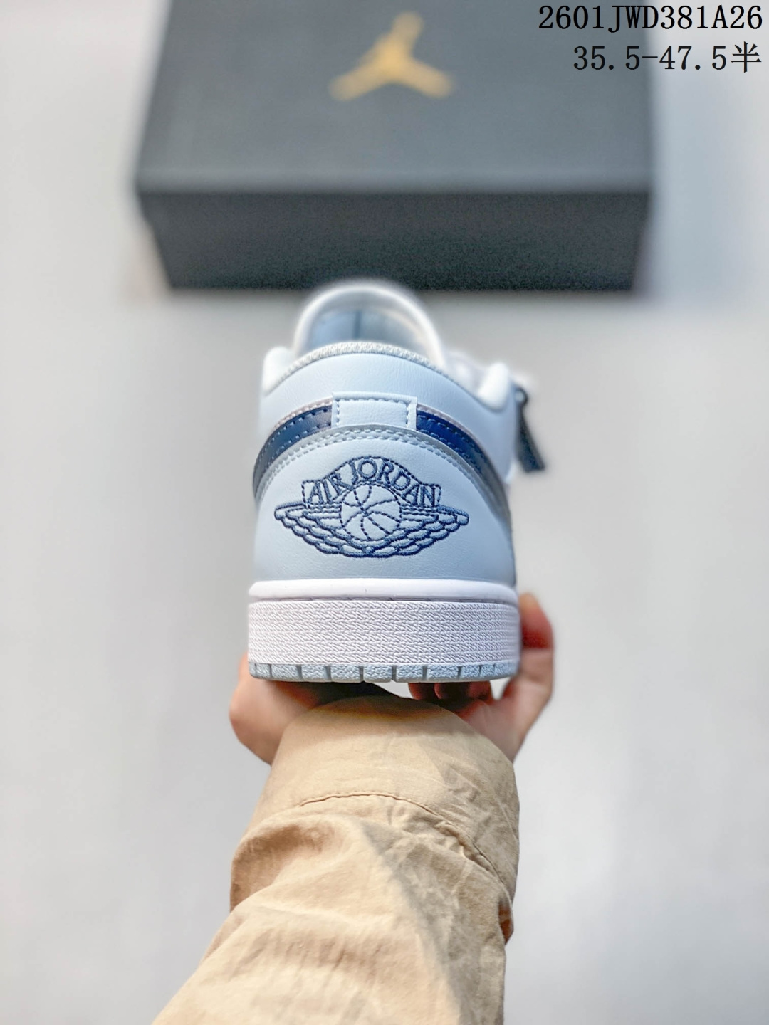 放店💰150
公司级H11版  
耐克 乔丹Air Jordan 1 Low AJ1 乔1  乔丹1代aj1  低帮复古文化休闲运动篮球鞋。该鞋款从 1985 年元年款汲取设计灵感，焕新演绎简约经典外观，让人感到熟悉的同时又颇具新意。缝线细节搭配后跟刺绣 Wings 标志，彰显 JORDAN 品牌与众不同的专属格调。皮革鞋面，塑就出众结构感与耐穿性。鞋底加入 Nike Air 缓震技术，造就轻盈缓震脚感，外底融入橡胶，铸就非凡抓地力，塑就日常佳选，后跟饰有 Wings 标志，鞋头打孔设计，泡绵中底。

码数：35.5-47.5含半码
01JWD381A26