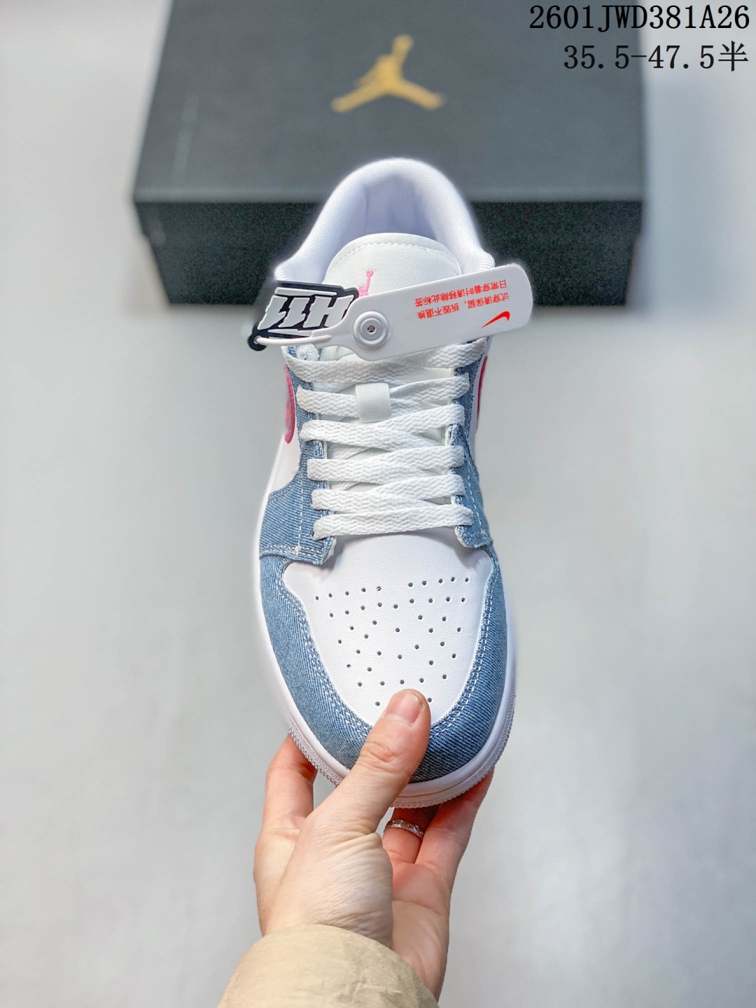 放店💰150
公司级H11版
耐克 乔丹Air Jordan 1 Low AJ1 乔1 乔丹1代aj1 低帮复古文化休闲运动篮球鞋。该鞋款从 1985 年元年款汲取设计灵感,焕新演绎简约经典外观,让人感到熟悉的同时又颇具新意。缝线细节搭配后跟刺绣 Wings 标志,彰显 JORDAN 品牌与众不同的专属格调。皮革鞋面,塑就出众结构感与耐穿性。鞋底加入 Nike Air 缓震技术,造就轻盈缓震脚感,外底融入橡胶,铸就非凡抓地力,塑就日常佳选,后跟饰有 Wings 标志,鞋头打孔设计,泡绵中底。
码数:35.5-47.5含半码
01JWD381A26