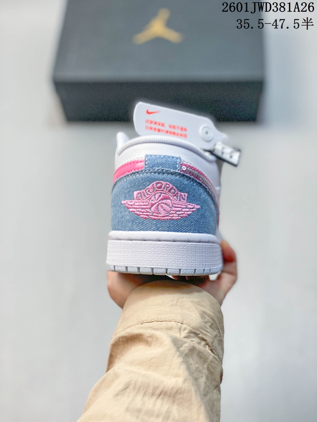 放店💰150
公司级H11版
耐克 乔丹Air Jordan 1 Low AJ1 乔1 乔丹1代aj1 低帮复古文化休闲运动篮球鞋。该鞋款从 1985 年元年款汲取设计灵感,焕新演绎简约经典外观,让人感到熟悉的同时又颇具新意。缝线细节搭配后跟刺绣 Wings 标志,彰显 JORDAN 品牌与众不同的专属格调。皮革鞋面,塑就出众结构感与耐穿性。鞋底加入 Nike Air 缓震技术,造就轻盈缓震脚感,外底融入橡胶,铸就非凡抓地力,塑就日常佳选,后跟饰有 Wings 标志,鞋头打孔设计,泡绵中底。
码数:35.5-47.5含半码
01JWD381A26