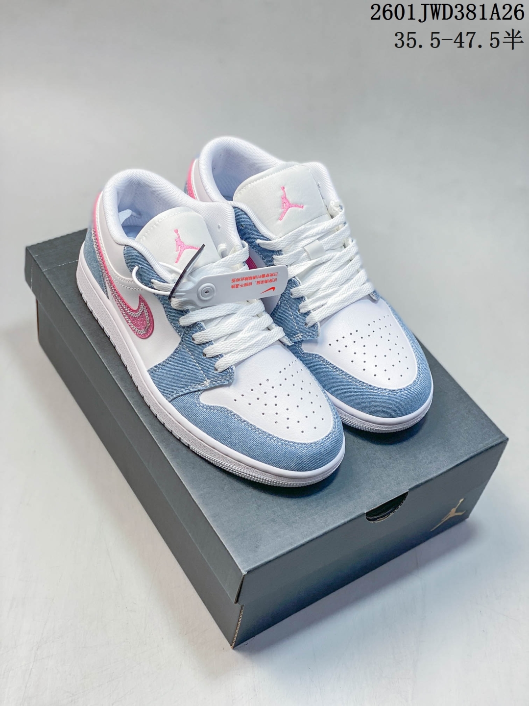 放店💰150
公司级H11版
耐克 乔丹Air Jordan 1 Low AJ1 乔1 乔丹1代aj1 低帮复古文化休闲运动篮球鞋。该鞋款从 1985 年元年款汲取设计灵感,焕新演绎简约经典外观,让人感到熟悉的同时又颇具新意。缝线细节搭配后跟刺绣 Wings 标志,彰显 JORDAN 品牌与众不同的专属格调。皮革鞋面,塑就出众结构感与耐穿性。鞋底加入 Nike Air 缓震技术,造就轻盈缓震脚感,外底融入橡胶,铸就非凡抓地力,塑就日常佳选,后跟饰有 Wings 标志,鞋头打孔设计,泡绵中底。
码数:35.5-47.5含半码
01JWD381A26