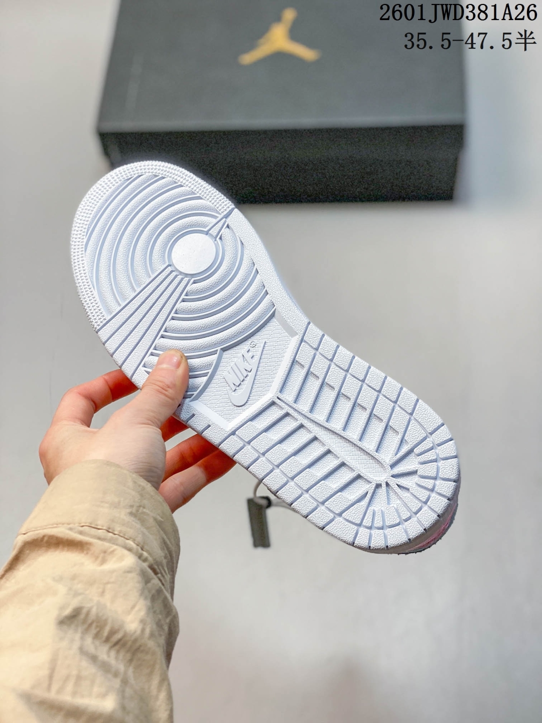 放店💰150
公司级H11版
耐克 乔丹Air Jordan 1 Low AJ1 乔1 乔丹1代aj1 低帮复古文化休闲运动篮球鞋。该鞋款从 1985 年元年款汲取设计灵感,焕新演绎简约经典外观,让人感到熟悉的同时又颇具新意。缝线细节搭配后跟刺绣 Wings 标志,彰显 JORDAN 品牌与众不同的专属格调。皮革鞋面,塑就出众结构感与耐穿性。鞋底加入 Nike Air 缓震技术,造就轻盈缓震脚感,外底融入橡胶,铸就非凡抓地力,塑就日常佳选,后跟饰有 Wings 标志,鞋头打孔设计,泡绵中底。
码数:35.5-47.5含半码
01JWD381A26