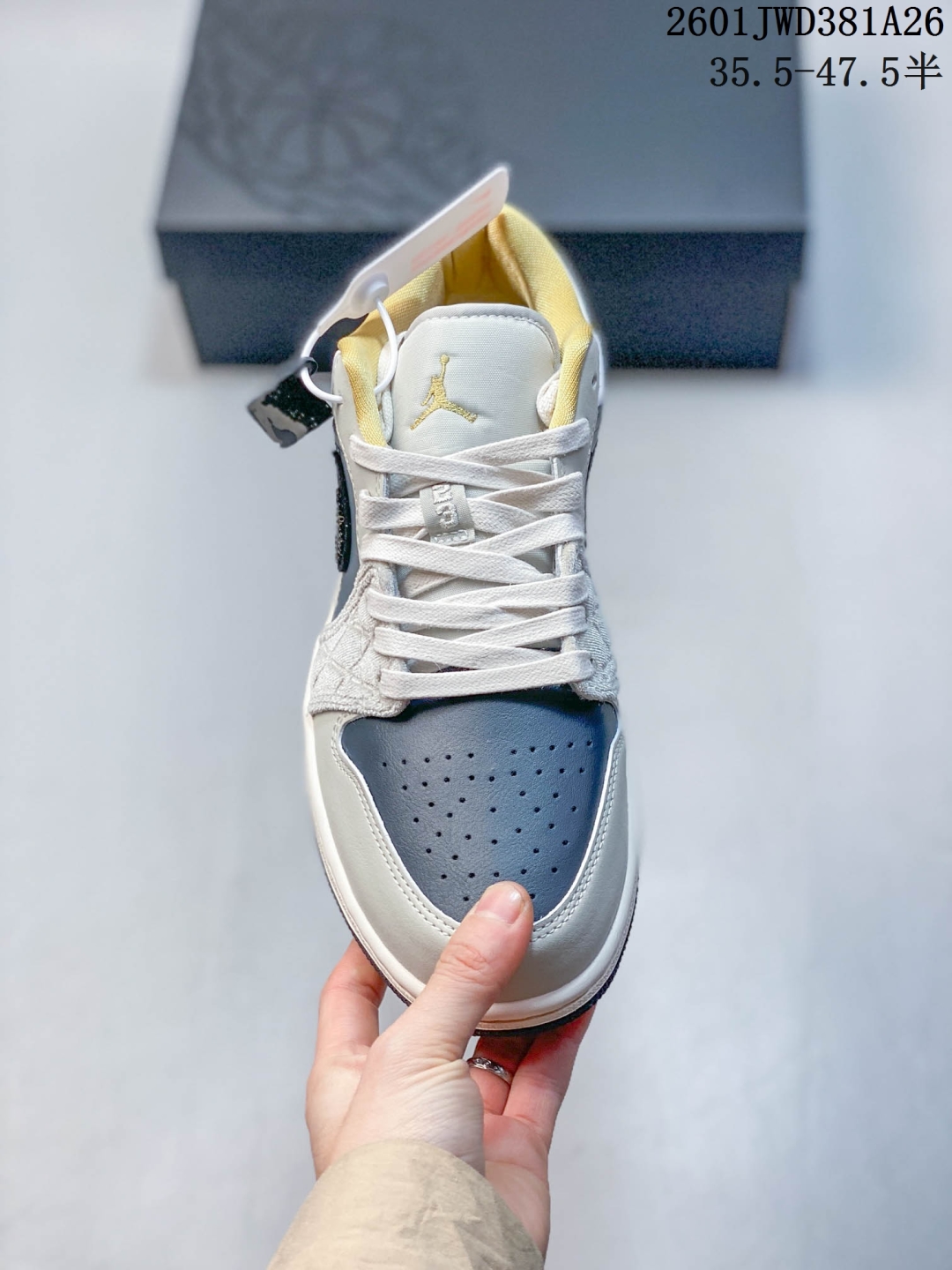 放店💰150
公司级H11版
耐克 乔丹Air Jordan 1 Low AJ1 乔1 乔丹1代aj1 低帮复古文化休闲运动篮球鞋。该鞋款从 1985 年元年款汲取设计灵感,焕新演绎简约经典外观,让人感到熟悉的同时又颇具新意。缝线细节搭配后跟刺绣 Wings 标志,彰显 JORDAN 品牌与众不同的专属格调。皮革鞋面,塑就出众结构感与耐穿性。鞋底加入 Nike Air 缓震技术,造就轻盈缓震脚感,外底融入橡胶,铸就非凡抓地力,塑就日常佳选,后跟饰有 Wings 标志,鞋头打孔设计,泡绵中底。
码数:35.5-47.5含半码
01JWD381A26