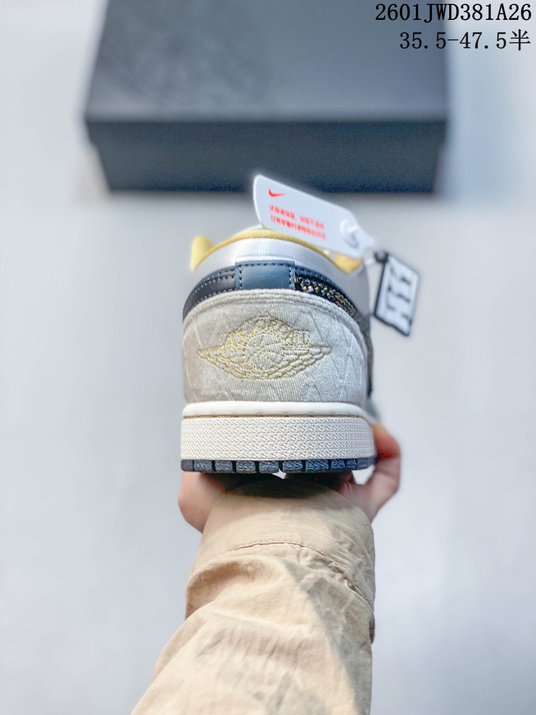 放店💰150
公司级H11版
耐克 乔丹Air Jordan 1 Low AJ1 乔1 乔丹1代aj1 低帮复古文化休闲运动篮球鞋。该鞋款从 1985 年元年款汲取设计灵感,焕新演绎简约经典外观,让人感到熟悉的同时又颇具新意。缝线细节搭配后跟刺绣 Wings 标志,彰显 JORDAN 品牌与众不同的专属格调。皮革鞋面,塑就出众结构感与耐穿性。鞋底加入 Nike Air 缓震技术,造就轻盈缓震脚感,外底融入橡胶,铸就非凡抓地力,塑就日常佳选,后跟饰有 Wings 标志,鞋头打孔设计,泡绵中底。
码数:35.5-47.5含半码
01JWD381A26