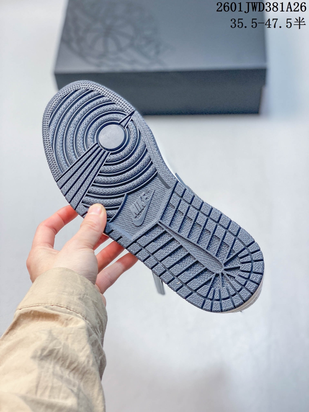 放店💰150
公司级H11版
耐克 乔丹Air Jordan 1 Low AJ1 乔1 乔丹1代aj1 低帮复古文化休闲运动篮球鞋。该鞋款从 1985 年元年款汲取设计灵感,焕新演绎简约经典外观,让人感到熟悉的同时又颇具新意。缝线细节搭配后跟刺绣 Wings 标志,彰显 JORDAN 品牌与众不同的专属格调。皮革鞋面,塑就出众结构感与耐穿性。鞋底加入 Nike Air 缓震技术,造就轻盈缓震脚感,外底融入橡胶,铸就非凡抓地力,塑就日常佳选,后跟饰有 Wings 标志,鞋头打孔设计,泡绵中底。
码数:35.5-47.5含半码
01JWD381A26