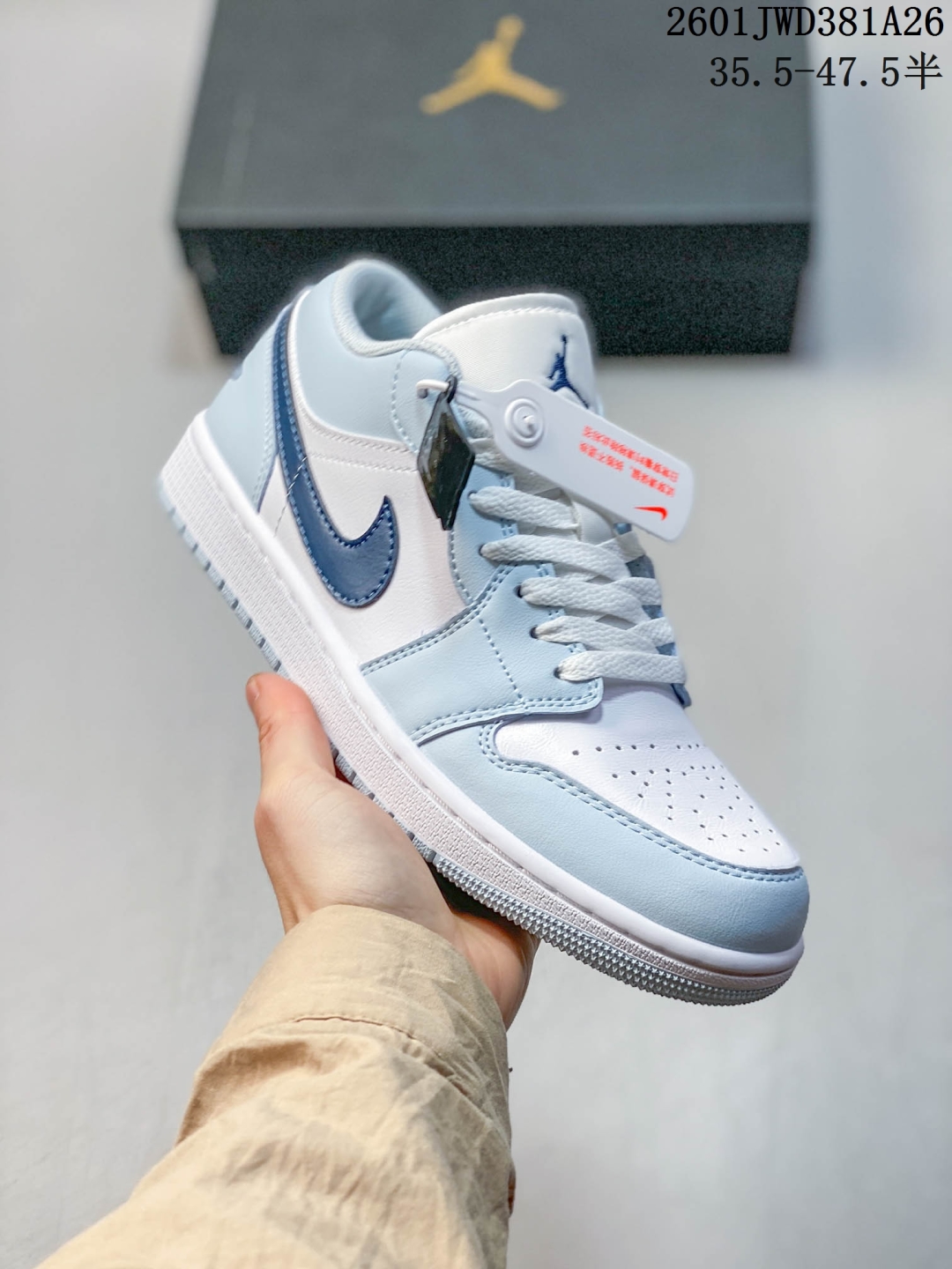 🈴放店💰150
公司级H11版
耐克 乔丹Air Jordan 1 Low AJ1 乔1 乔丹1代aj1 低帮复古文化休闲运动篮球鞋。该鞋款从 1985 年元年款汲取设计灵感,焕新演绎简约经典外观,让人感到熟悉的同时又颇具新意。缝线细节搭配后跟刺绣 Wings 标志,彰显 JORDAN 品牌与众不同的专属格调。皮革鞋面,塑就出众结构感与耐穿性。鞋底加入 Nike Air 缓震技术,造就轻盈缓震脚感,外底融入橡胶,铸就非凡抓地力,塑就日常佳选,后跟饰有 Wings 标志,鞋头打孔设计,泡绵中底。
码数:35.5-47.5含半码
01JWD381A26