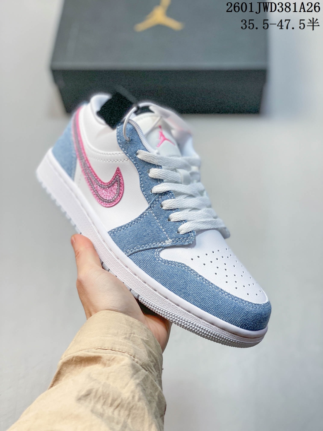 🈴放店💰150
公司级H11版
耐克 乔丹Air Jordan 1 Low AJ1 乔1 乔丹1代aj1 低帮复古文化休闲运动篮球鞋。该鞋款从 1985 年元年款汲取设计灵感,焕新演绎简约经典外观,让人感到熟悉的同时又颇具新意。缝线细节搭配后跟刺绣 Wings 标志,彰显 JORDAN 品牌与众不同的专属格调。皮革鞋面,塑就出众结构感与耐穿性。鞋底加入 Nike Air 缓震技术,造就轻盈缓震脚感,外底融入橡胶,铸就非凡抓地力,塑就日常佳选,后跟饰有 Wings 标志,鞋头打孔设计,泡绵中底。
码数:35.5-47.5含半码
01JWD381A26