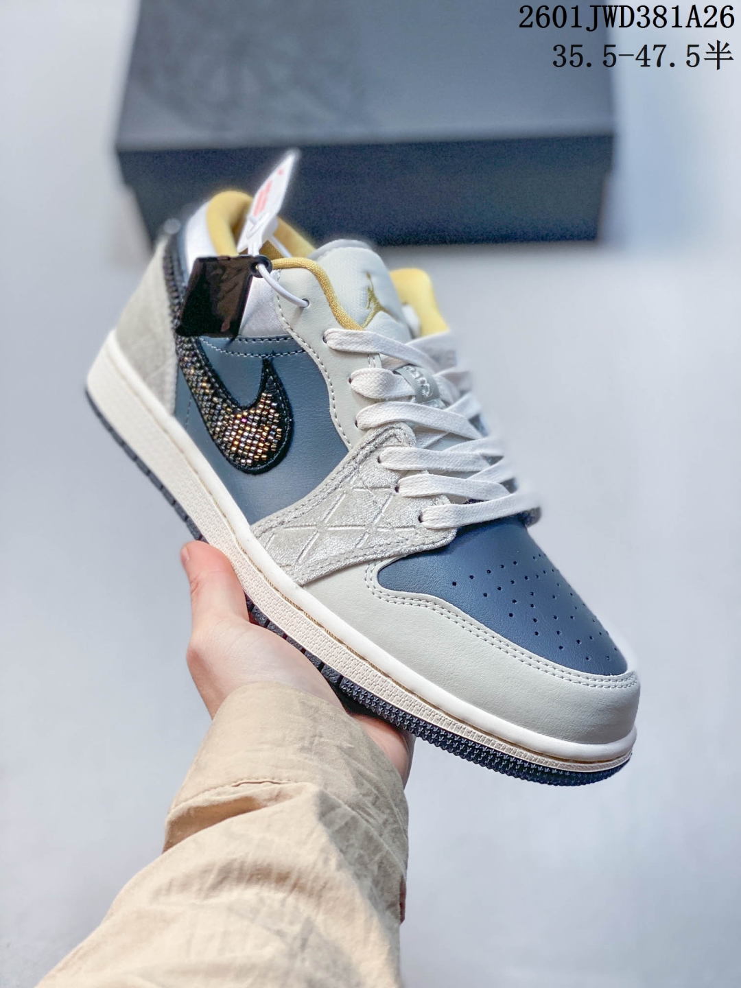 🈴放店💰150
公司级H11版
耐克 乔丹Air Jordan 1 Low AJ1 乔1 乔丹1代aj1 低帮复古文化休闲运动篮球鞋。该鞋款从 1985 年元年款汲取设计灵感,焕新演绎简约经典外观,让人感到熟悉的同时又颇具新意。缝线细节搭配后跟刺绣 Wings 标志,彰显 JORDAN 品牌与众不同的专属格调。皮革鞋面,塑就出众结构感与耐穿性。鞋底加入 Nike Air 缓震技术,造就轻盈缓震脚感,外底融入橡胶,铸就非凡抓地力,塑就日常佳选,后跟饰有 Wings 标志,鞋头打孔设计,泡绵中底。
码数:35.5-47.5含半码
01JWD381A26