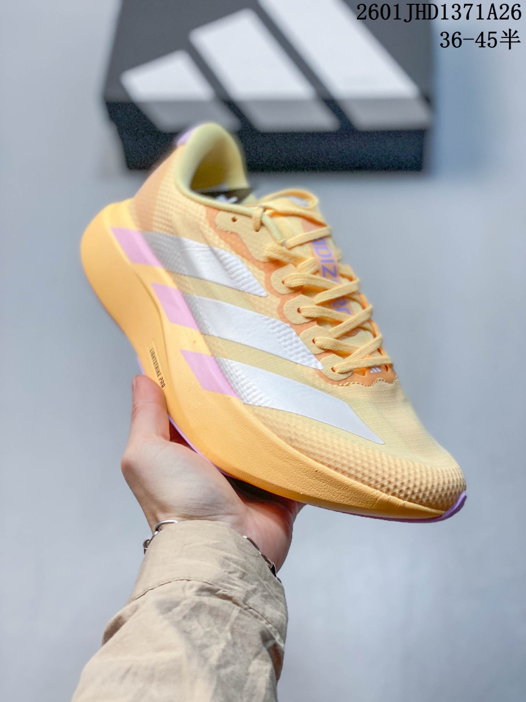放店💰120
Adidas Adizero Evo SL 2代 阿迪超轻透气缓震跑鞋
整体外观造型与adiZero Adios Pro EVO 1非常相似 中底配置方面搭载全掌Lightstrike Pro
带尼龙扭转片,鞋面采用透气网面示人 契合日常训练鞋的定位 更加耐用
外底给到了马牌橡胶 及上代竞速旗舰adidas Adizero Adios Pro 3区域分布
官方货号: JR2022
01JHD1371A26