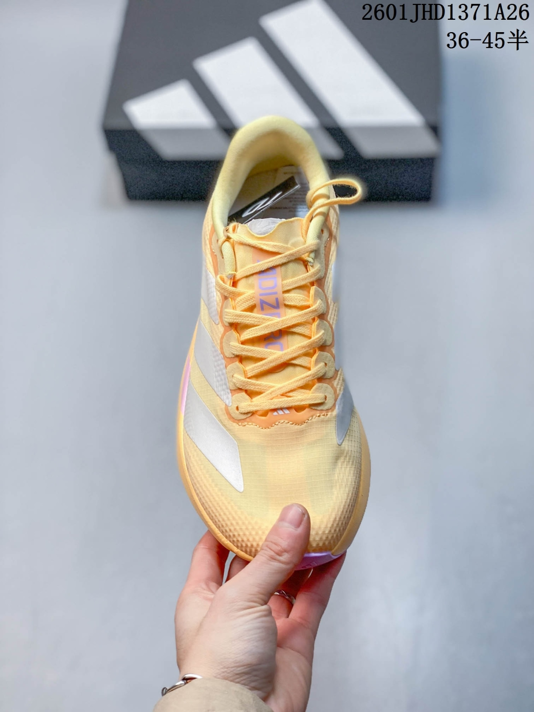 放店💰120
Adidas Adizero Evo SL 2代 阿迪超轻透气缓震跑鞋
整体外观造型与adiZero Adios Pro EVO 1非常相似 中底配置方面搭载全掌Lightstrike Pro 
带尼龙扭转片，鞋面采用透气网面示人 契合日常训练鞋的定位 更加耐用
外底给到了马牌橡胶 及上代竞速旗舰adidas Adizero Adios Pro 3区域分布
官方货号: JR2022
01JHD1371A26