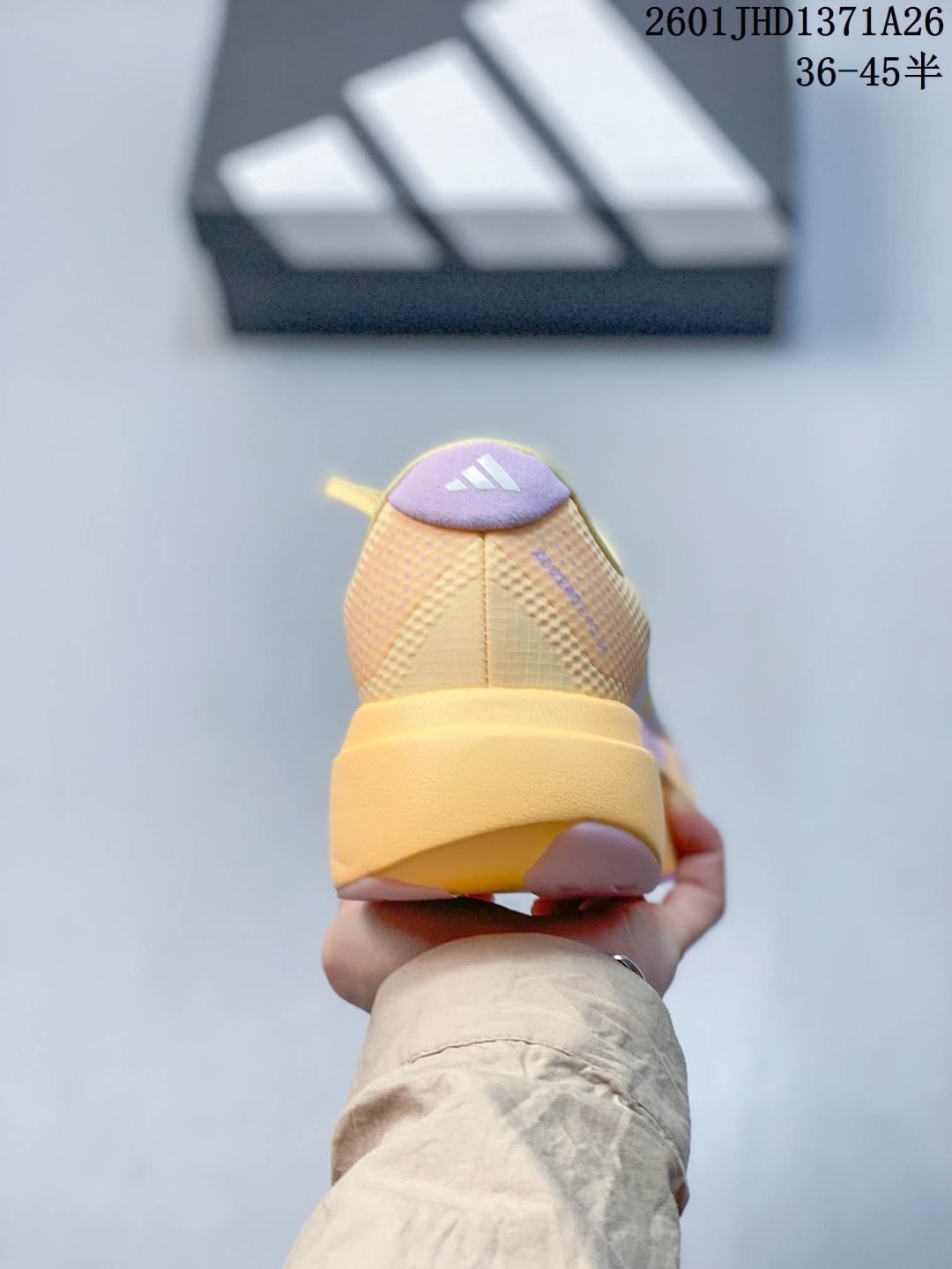 放店💰120
Adidas Adizero Evo SL 2代 阿迪超轻透气缓震跑鞋
整体外观造型与adiZero Adios Pro EVO 1非常相似 中底配置方面搭载全掌Lightstrike Pro 
带尼龙扭转片，鞋面采用透气网面示人 契合日常训练鞋的定位 更加耐用
外底给到了马牌橡胶 及上代竞速旗舰adidas Adizero Adios Pro 3区域分布
官方货号: JR2022
01JHD1371A26