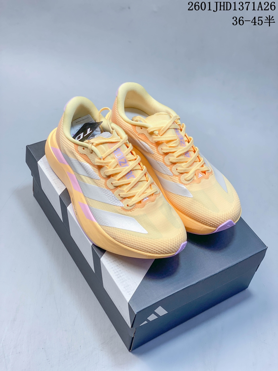 放店💰120
Adidas Adizero Evo SL 2代 阿迪超轻透气缓震跑鞋
整体外观造型与adiZero Adios Pro EVO 1非常相似 中底配置方面搭载全掌Lightstrike Pro 
带尼龙扭转片，鞋面采用透气网面示人 契合日常训练鞋的定位 更加耐用
外底给到了马牌橡胶 及上代竞速旗舰adidas Adizero Adios Pro 3区域分布
官方货号: JR2022
01JHD1371A26