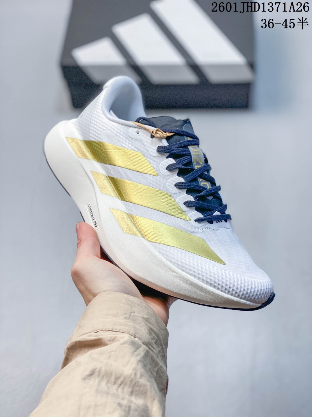 放店💰120
Adidas Adizero Evo SL 2代 阿迪超轻透气缓震跑鞋
整体外观造型与adiZero Adios Pro EVO 1非常相似 中底配置方面搭载全掌Lightstrike Pro
带尼龙扭转片,鞋面采用透气网面示人 契合日常训练鞋的定位 更加耐用
外底给到了马牌橡胶 及上代竞速旗舰adidas Adizero Adios Pro 3区域分布
官方货号: JR2022
01JHD1371A26