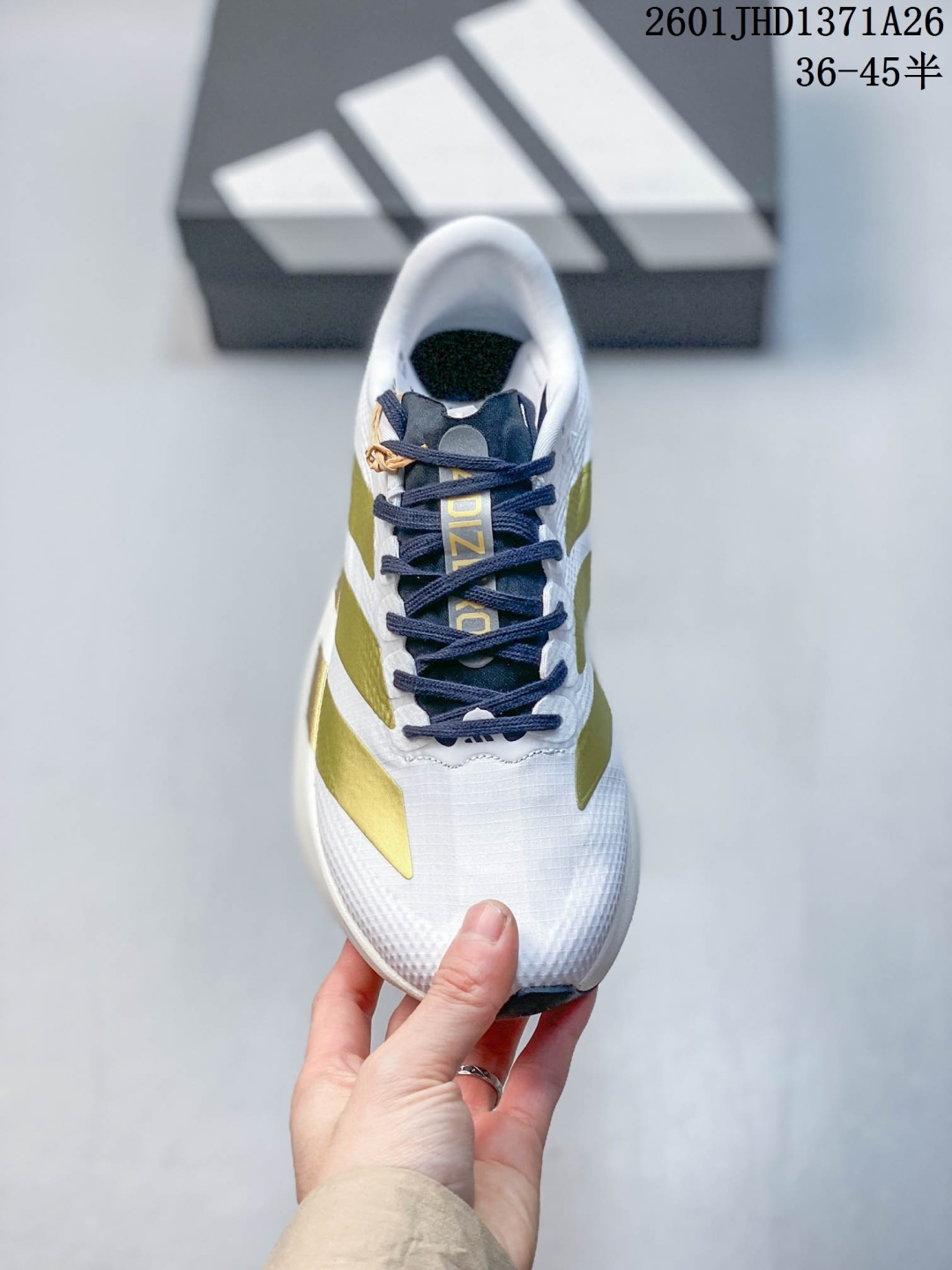 放店💰120
Adidas Adizero Evo SL 2代 阿迪超轻透气缓震跑鞋
整体外观造型与adiZero Adios Pro EVO 1非常相似 中底配置方面搭载全掌Lightstrike Pro 
带尼龙扭转片，鞋面采用透气网面示人 契合日常训练鞋的定位 更加耐用
外底给到了马牌橡胶 及上代竞速旗舰adidas Adizero Adios Pro 3区域分布
官方货号: JR2022
01JHD1371A26