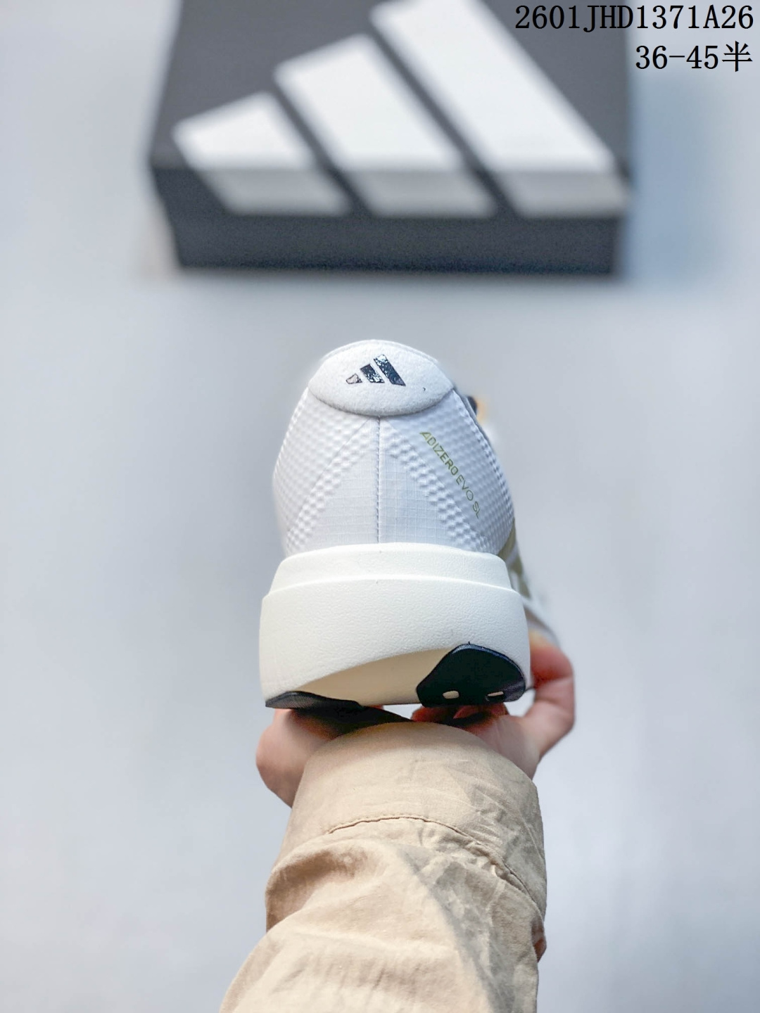 放店💰120
Adidas Adizero Evo SL 2代 阿迪超轻透气缓震跑鞋
整体外观造型与adiZero Adios Pro EVO 1非常相似 中底配置方面搭载全掌Lightstrike Pro 
带尼龙扭转片，鞋面采用透气网面示人 契合日常训练鞋的定位 更加耐用
外底给到了马牌橡胶 及上代竞速旗舰adidas Adizero Adios Pro 3区域分布
官方货号: JR2022
01JHD1371A26