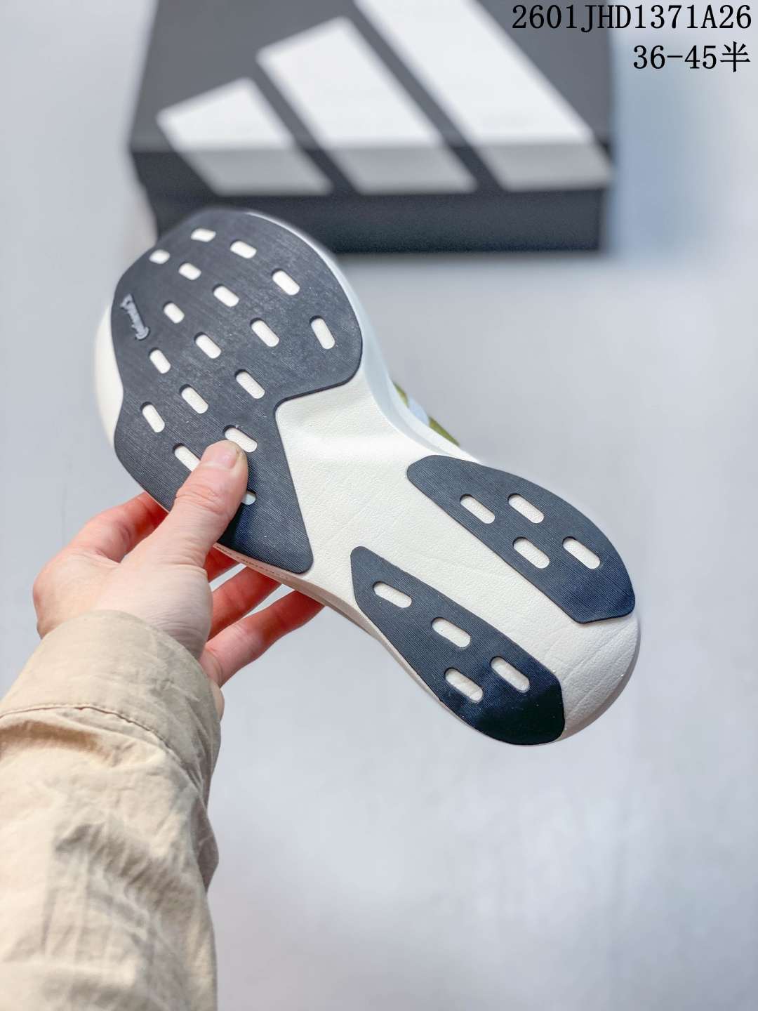 放店💰120
Adidas Adizero Evo SL 2代 阿迪超轻透气缓震跑鞋
整体外观造型与adiZero Adios Pro EVO 1非常相似 中底配置方面搭载全掌Lightstrike Pro 
带尼龙扭转片，鞋面采用透气网面示人 契合日常训练鞋的定位 更加耐用
外底给到了马牌橡胶 及上代竞速旗舰adidas Adizero Adios Pro 3区域分布
官方货号: JR2022
01JHD1371A26