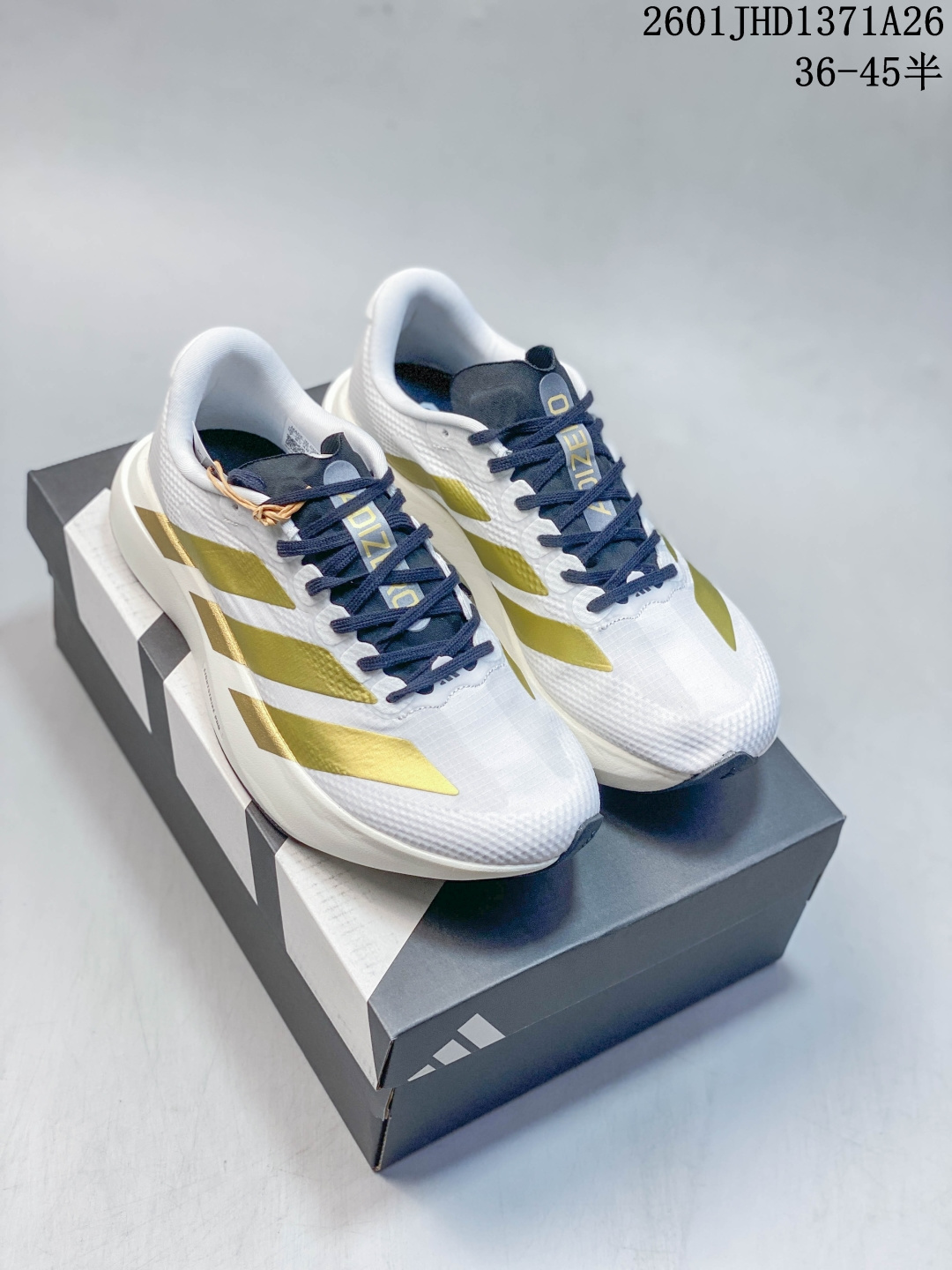 放店💰120
Adidas Adizero Evo SL 2代 阿迪超轻透气缓震跑鞋
整体外观造型与adiZero Adios Pro EVO 1非常相似 中底配置方面搭载全掌Lightstrike Pro 
带尼龙扭转片，鞋面采用透气网面示人 契合日常训练鞋的定位 更加耐用
外底给到了马牌橡胶 及上代竞速旗舰adidas Adizero Adios Pro 3区域分布
官方货号: JR2022
01JHD1371A26