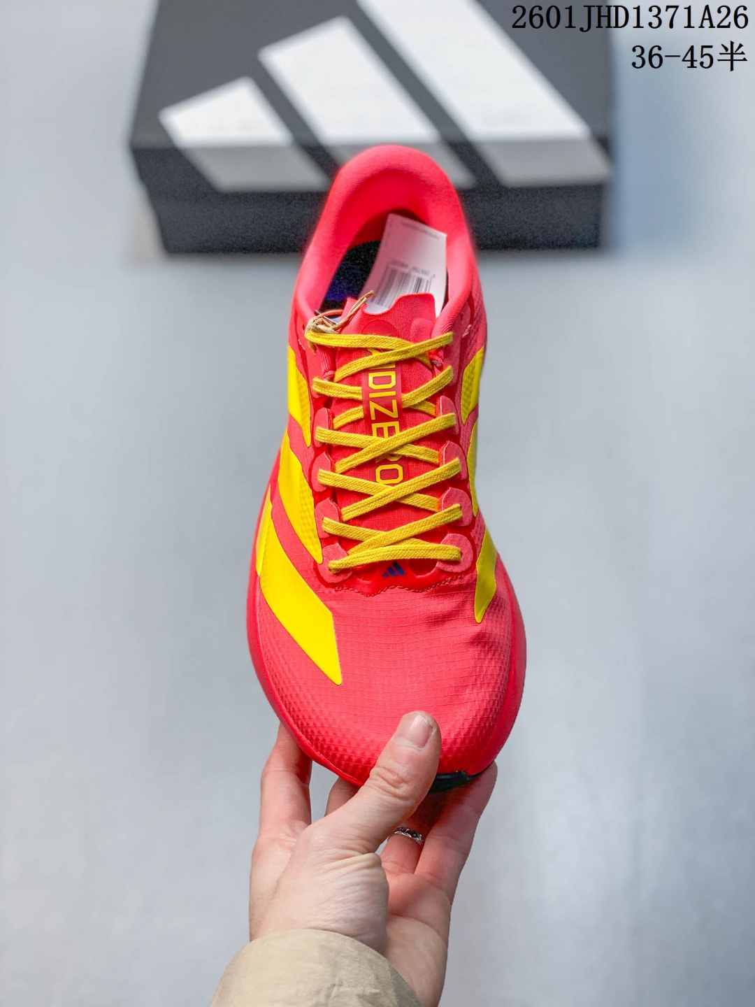 放店💰120
Adidas Adizero Evo SL 2代 阿迪超轻透气缓震跑鞋
整体外观造型与adiZero Adios Pro EVO 1非常相似 中底配置方面搭载全掌Lightstrike Pro 
带尼龙扭转片，鞋面采用透气网面示人 契合日常训练鞋的定位 更加耐用
外底给到了马牌橡胶 及上代竞速旗舰adidas Adizero Adios Pro 3区域分布
官方货号: JR2022
01JHD1371A26