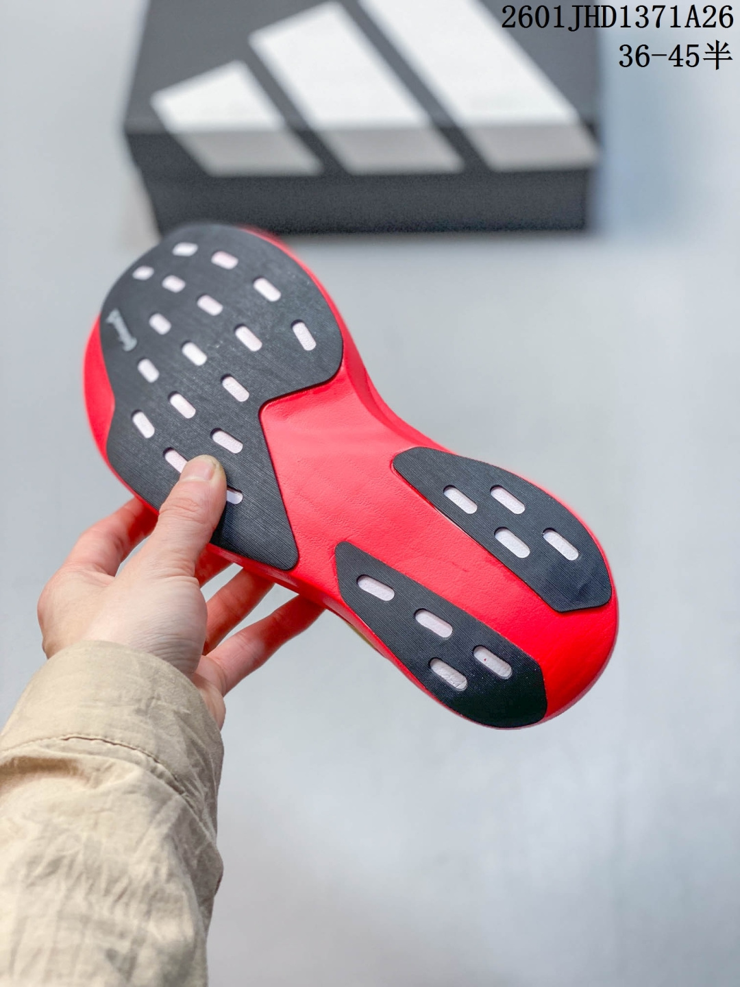 放店💰120
Adidas Adizero Evo SL 2代 阿迪超轻透气缓震跑鞋
整体外观造型与adiZero Adios Pro EVO 1非常相似 中底配置方面搭载全掌Lightstrike Pro 
带尼龙扭转片，鞋面采用透气网面示人 契合日常训练鞋的定位 更加耐用
外底给到了马牌橡胶 及上代竞速旗舰adidas Adizero Adios Pro 3区域分布
官方货号: JR2022
01JHD1371A26