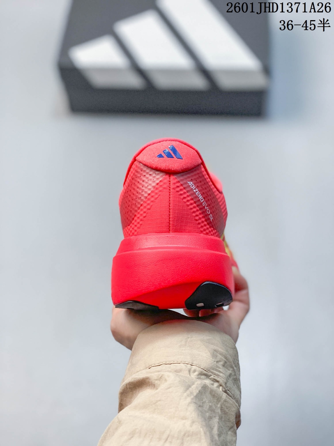放店💰120
Adidas Adizero Evo SL 2代 阿迪超轻透气缓震跑鞋
整体外观造型与adiZero Adios Pro EVO 1非常相似 中底配置方面搭载全掌Lightstrike Pro 
带尼龙扭转片，鞋面采用透气网面示人 契合日常训练鞋的定位 更加耐用
外底给到了马牌橡胶 及上代竞速旗舰adidas Adizero Adios Pro 3区域分布
官方货号: JR2022
01JHD1371A26
