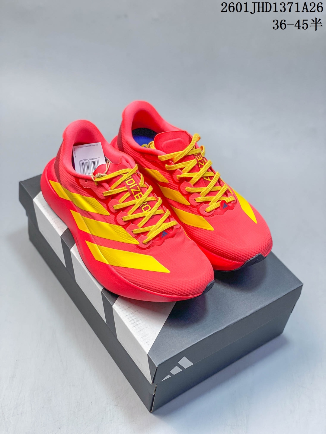 放店💰120
Adidas Adizero Evo SL 2代 阿迪超轻透气缓震跑鞋
整体外观造型与adiZero Adios Pro EVO 1非常相似 中底配置方面搭载全掌Lightstrike Pro 
带尼龙扭转片，鞋面采用透气网面示人 契合日常训练鞋的定位 更加耐用
外底给到了马牌橡胶 及上代竞速旗舰adidas Adizero Adios Pro 3区域分布
官方货号: JR2022
01JHD1371A26