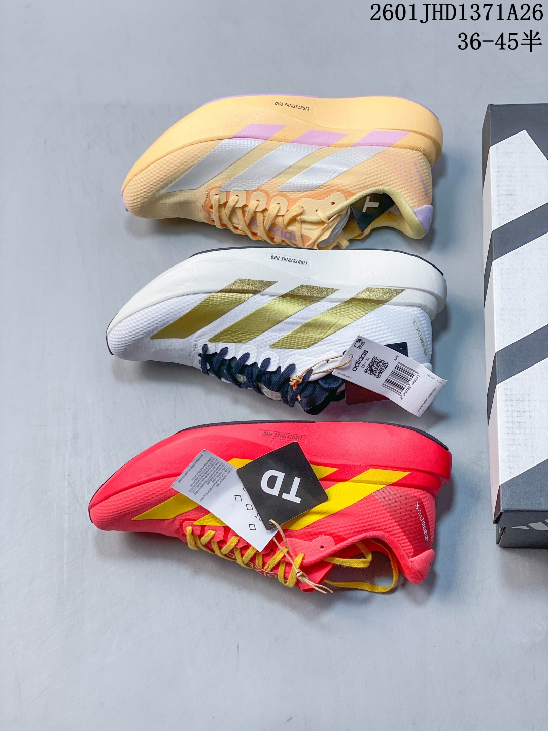 🈴放店💰120
Adidas Adizero Evo SL 2代 阿迪超轻透气缓震跑鞋
整体外观造型与adiZero Adios Pro EVO 1非常相似 中底配置方面搭载全掌Lightstrike Pro
带尼龙扭转片,鞋面采用透气网面示人 契合日常训练鞋的定位 更加耐用
外底给到了马牌橡胶 及上代竞速旗舰adidas Adizero Adios Pro 3区域分布
官方货号: JR2022
01JHD1371A26