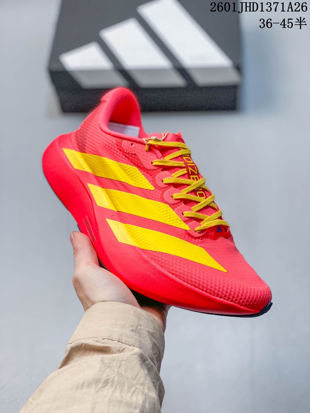 🈴放店💰120
Adidas Adizero Evo SL 2代 阿迪超轻透气缓震跑鞋
整体外观造型与adiZero Adios Pro EVO 1非常相似 中底配置方面搭载全掌Lightstrike Pro
带尼龙扭转片,鞋面采用透气网面示人 契合日常训练鞋的定位 更加耐用
外底给到了马牌橡胶 及上代竞速旗舰adidas Adizero Adios Pro 3区域分布
官方货号: JR2022
01JHD1371A26