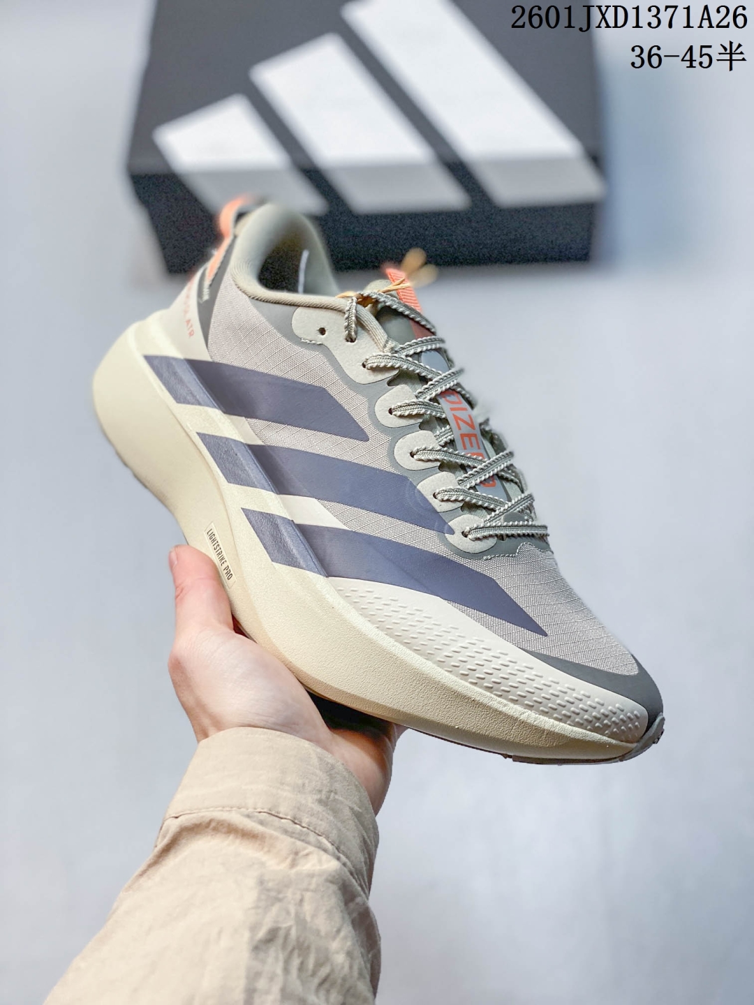放店💰130
【TD版本】adidas Adizero Evo SL ATR 舒适百搭耐磨透气 低帮 马拉松训练竞速跑步鞋 男女款
Adizero Evo SL ATR跑步鞋是阿迪达斯推出的一款备受瞩目的户外超轻跑鞋。这款鞋以其超轻量化设计脱颖而出,成为跑者的理想选择,尤其适合竞速训练和日常训练。搭载了Lightstrike Pro技术的中底纤维泡棉,这一技术通过采用更轻盈、更富弹性的泡棉材质,为跑者提供了出色的缓震和回弹效果,让每一步都充满力量且轻松顺畅。无论是在长距离的慢跑还是高强度的冲刺跑中,都能感受到明显的缓震效果。外底采用Continental马牌橡胶,搭配1.5毫米鞋钉,结合独特的纹路设计,可在湿滑、泥泞等多种户外地形上提供可靠的抓地力,确保跑步安全稳定。Adizero Evo SL ATR的鞋面采用格子布梭织网眼布,兼具透气性和耐用性,能快速排出鞋内湿气,保持脚部干爽。同时,鞋头部位增加防泼水处理,可抵御轻度雨水或潮湿环境。鞋底的设计注重了耐磨性和抓地力的平衡。厚实的马牌橡胶大底不仅提供了稳定的支撑,还确保了在各种地面上的出色抓地效果。Adizero Evo SL ATR适合各种训练和日常穿着。无论是有氧慢跑、节奏跑还是速度训练,这款鞋都能提供令人满意的性能支撑。
货号:KK2715
尺码:36-45(36 36⅔ 37⅓ 38 38⅔ 39⅓ 40 40⅔ 41⅓ 42 42⅔ 43⅓ 44 44⅔ 45⅓)
01JXD1371A26