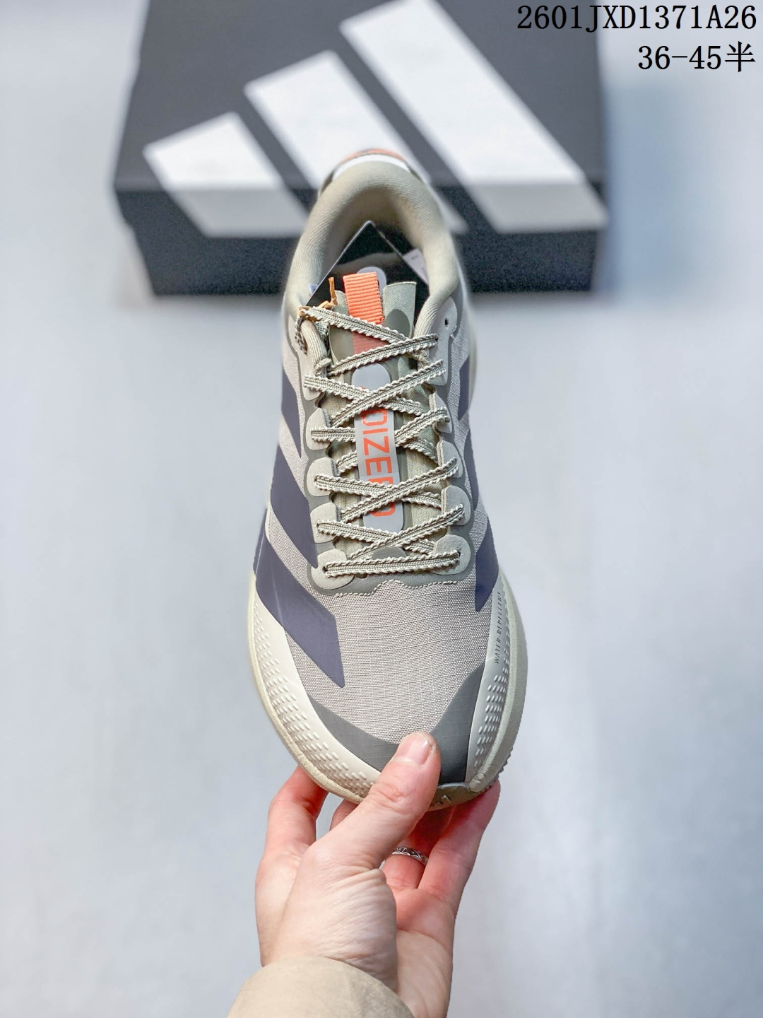 放店💰130
【TD版本】adidas Adizero Evo SL ATR 舒适百搭耐磨透气 低帮 马拉松训练竞速跑步鞋 男女款 

Adizero Evo SL ATR跑步鞋是阿迪达斯推出的一款备受瞩目的户外超轻跑鞋。这款鞋以其超轻量化设计脱颖而出，成为跑者的理想选择，尤其适合竞速训练和日常训练。搭载了Lightstrike Pro技术的中底纤维泡棉，这一技术通过采用更轻盈、更富弹性的泡棉材质，为跑者提供了出色的缓震和回弹效果，让每一步都充满力量且轻松顺畅。无论是在长距离的慢跑还是高强度的冲刺跑中，都能感受到明显的缓震效果。外底采用Continental马牌橡胶，搭配1.5毫米鞋钉，结合独特的纹路设计，可在湿滑、泥泞等多种户外地形上提供可靠的抓地力，确保跑步安全稳定。Adizero Evo SL ATR的鞋面采用格子布梭织网眼布，兼具透气性和耐用性，能快速排出鞋内湿气，保持脚部干爽。同时，鞋头部位增加防泼水处理，可抵御轻度雨水或潮湿环境。鞋底的设计注重了耐磨性和抓地力的平衡。厚实的马牌橡胶大底不仅提供了稳定的支撑，还确保了在各种地面上的出色抓地效果。Adizero Evo SL ATR适合各种训练和日常穿着。无论是有氧慢跑、节奏跑还是速度训练，这款鞋都能提供令人满意的性能支撑。
货号：KK2715
尺码：36-45（36 36⅔ 37⅓ 38 38⅔ 39⅓ 40 40⅔ 41⅓ 42 42⅔ 43⅓ 44 44⅔ 45⅓）
01JXD1371A26