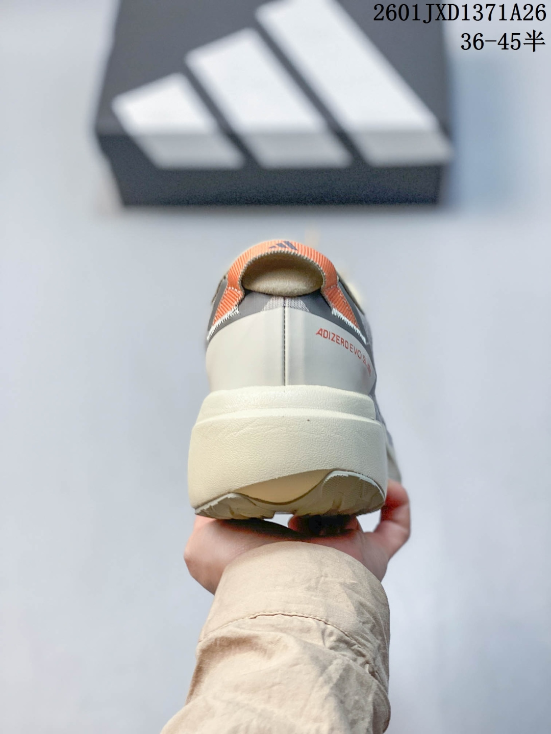 放店💰130
【TD版本】adidas Adizero Evo SL ATR 舒适百搭耐磨透气 低帮 马拉松训练竞速跑步鞋 男女款 

Adizero Evo SL ATR跑步鞋是阿迪达斯推出的一款备受瞩目的户外超轻跑鞋。这款鞋以其超轻量化设计脱颖而出，成为跑者的理想选择，尤其适合竞速训练和日常训练。搭载了Lightstrike Pro技术的中底纤维泡棉，这一技术通过采用更轻盈、更富弹性的泡棉材质，为跑者提供了出色的缓震和回弹效果，让每一步都充满力量且轻松顺畅。无论是在长距离的慢跑还是高强度的冲刺跑中，都能感受到明显的缓震效果。外底采用Continental马牌橡胶，搭配1.5毫米鞋钉，结合独特的纹路设计，可在湿滑、泥泞等多种户外地形上提供可靠的抓地力，确保跑步安全稳定。Adizero Evo SL ATR的鞋面采用格子布梭织网眼布，兼具透气性和耐用性，能快速排出鞋内湿气，保持脚部干爽。同时，鞋头部位增加防泼水处理，可抵御轻度雨水或潮湿环境。鞋底的设计注重了耐磨性和抓地力的平衡。厚实的马牌橡胶大底不仅提供了稳定的支撑，还确保了在各种地面上的出色抓地效果。Adizero Evo SL ATR适合各种训练和日常穿着。无论是有氧慢跑、节奏跑还是速度训练，这款鞋都能提供令人满意的性能支撑。
货号：KK2715
尺码：36-45（36 36⅔ 37⅓ 38 38⅔ 39⅓ 40 40⅔ 41⅓ 42 42⅔ 43⅓ 44 44⅔ 45⅓）
01JXD1371A26