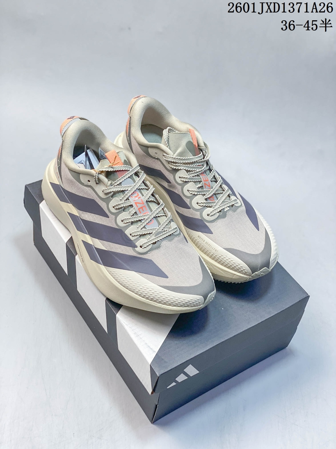 放店💰130
【TD版本】adidas Adizero Evo SL ATR 舒适百搭耐磨透气 低帮 马拉松训练竞速跑步鞋 男女款 

Adizero Evo SL ATR跑步鞋是阿迪达斯推出的一款备受瞩目的户外超轻跑鞋。这款鞋以其超轻量化设计脱颖而出，成为跑者的理想选择，尤其适合竞速训练和日常训练。搭载了Lightstrike Pro技术的中底纤维泡棉，这一技术通过采用更轻盈、更富弹性的泡棉材质，为跑者提供了出色的缓震和回弹效果，让每一步都充满力量且轻松顺畅。无论是在长距离的慢跑还是高强度的冲刺跑中，都能感受到明显的缓震效果。外底采用Continental马牌橡胶，搭配1.5毫米鞋钉，结合独特的纹路设计，可在湿滑、泥泞等多种户外地形上提供可靠的抓地力，确保跑步安全稳定。Adizero Evo SL ATR的鞋面采用格子布梭织网眼布，兼具透气性和耐用性，能快速排出鞋内湿气，保持脚部干爽。同时，鞋头部位增加防泼水处理，可抵御轻度雨水或潮湿环境。鞋底的设计注重了耐磨性和抓地力的平衡。厚实的马牌橡胶大底不仅提供了稳定的支撑，还确保了在各种地面上的出色抓地效果。Adizero Evo SL ATR适合各种训练和日常穿着。无论是有氧慢跑、节奏跑还是速度训练，这款鞋都能提供令人满意的性能支撑。
货号：KK2715
尺码：36-45（36 36⅔ 37⅓ 38 38⅔ 39⅓ 40 40⅔ 41⅓ 42 42⅔ 43⅓ 44 44⅔ 45⅓）
01JXD1371A26