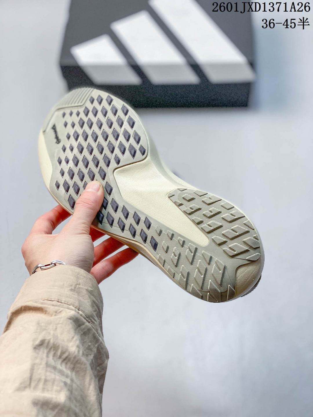 放店💰130
【TD版本】adidas Adizero Evo SL ATR 舒适百搭耐磨透气 低帮 马拉松训练竞速跑步鞋 男女款 

Adizero Evo SL ATR跑步鞋是阿迪达斯推出的一款备受瞩目的户外超轻跑鞋。这款鞋以其超轻量化设计脱颖而出，成为跑者的理想选择，尤其适合竞速训练和日常训练。搭载了Lightstrike Pro技术的中底纤维泡棉，这一技术通过采用更轻盈、更富弹性的泡棉材质，为跑者提供了出色的缓震和回弹效果，让每一步都充满力量且轻松顺畅。无论是在长距离的慢跑还是高强度的冲刺跑中，都能感受到明显的缓震效果。外底采用Continental马牌橡胶，搭配1.5毫米鞋钉，结合独特的纹路设计，可在湿滑、泥泞等多种户外地形上提供可靠的抓地力，确保跑步安全稳定。Adizero Evo SL ATR的鞋面采用格子布梭织网眼布，兼具透气性和耐用性，能快速排出鞋内湿气，保持脚部干爽。同时，鞋头部位增加防泼水处理，可抵御轻度雨水或潮湿环境。鞋底的设计注重了耐磨性和抓地力的平衡。厚实的马牌橡胶大底不仅提供了稳定的支撑，还确保了在各种地面上的出色抓地效果。Adizero Evo SL ATR适合各种训练和日常穿着。无论是有氧慢跑、节奏跑还是速度训练，这款鞋都能提供令人满意的性能支撑。
货号：KK2715
尺码：36-45（36 36⅔ 37⅓ 38 38⅔ 39⅓ 40 40⅔ 41⅓ 42 42⅔ 43⅓ 44 44⅔ 45⅓）
01JXD1371A26