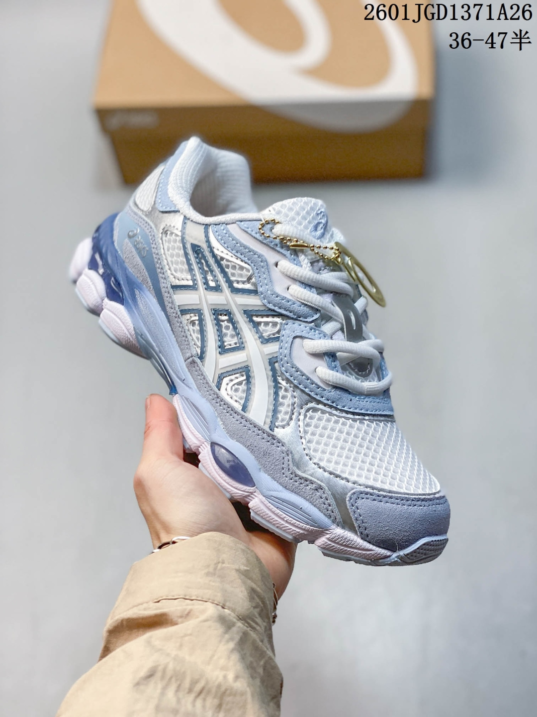 💰140
AsicsGel-NYC复古单品 2025年新款 亚瑟士ASICSTIGER 新款休闲鞋 厚底街头运动休闲鞋，ASICS亚瑟士推出全新GEL-NYC，彰显纽约都市活力。这次的新系列融入了多个版本GEL的经典设计风格，广受好评。其设计灵感来源于GEL-NIMBUS 3,GEL-MC PLUS V 和 GEL-CUMULUS 16 这些往日经典鞋款。GEL-NYC使用GEL-CUMULUS 16鞋款的鞋楦设计,展现了独特的现代化美学。鞋底采用了轻质发泡材料,并在后跟和前掌处采用了ASICS亚瑟士核心科技——GEL缓震胶,赋予鞋款强大的缓冲性能,提供了更柔软舒适的穿着体验。而在原有设计的启发之上,此次鞋款采用更贴合当今潮流趋势的材料和创新技术,展现出纽约充满活力的都市精神。

货号：1201A789-102
尺码：36-47半
01JGD1371A26