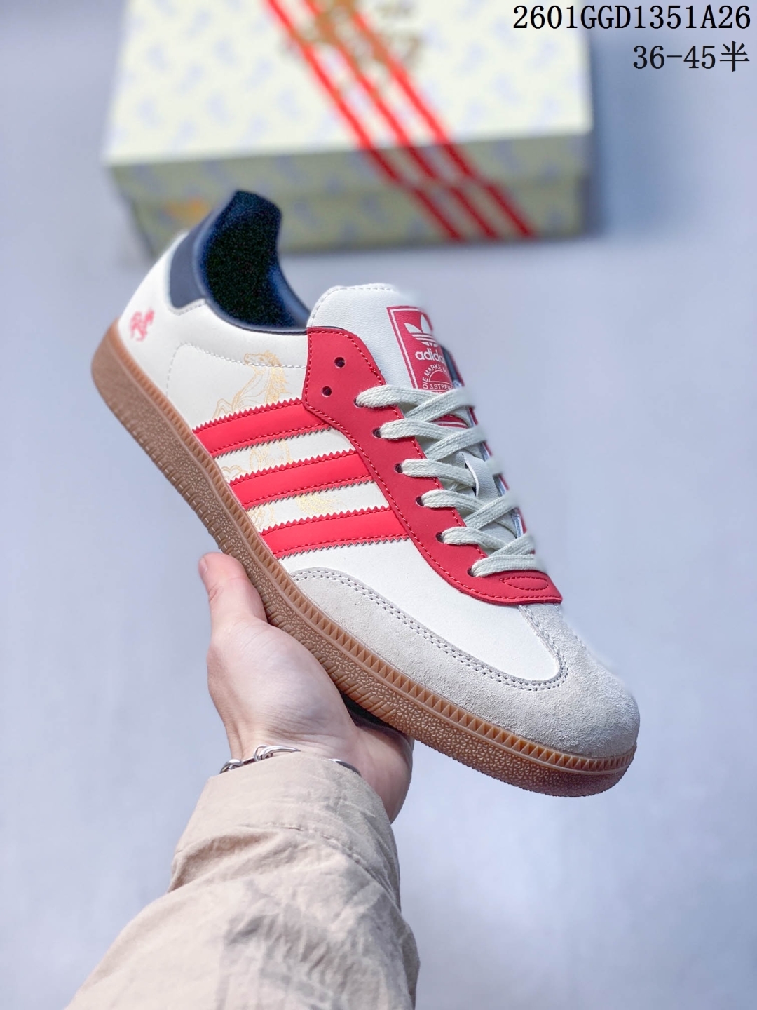 💰240
马年新款海外定制限量发售 Adidas Originals SAMBA OG“马年联名限定-蓝白条纹”蓝白条纹暗藏奔马暗纹,鞋侧 “2026” 标识 + 鞋头迷你奔马印花,米白荔枝纹皮革搭配雾霾蓝翻毛皮,藏蓝条纹点缀鞋身,既是街头复古单品,也是新年氛围感利器。
货号:JJ2614
Size:36 36.5 37.5 38 38.5 39 40 40.5 41 42 42.5 43 44 44.5 45
01GGD1351A26