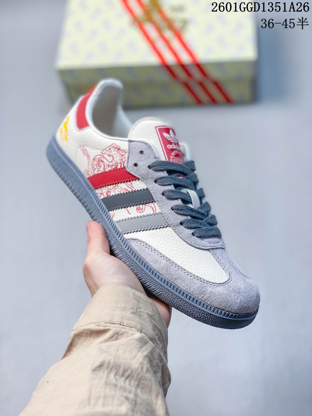 💰240
马年新款海外定制限量发售 Adidas Originals SAMBA OG“马年联名限定-蓝白条纹”蓝白条纹暗藏奔马暗纹,鞋侧 “2026” 标识 + 鞋头迷你奔马印花,米白荔枝纹皮革搭配雾霾蓝翻毛皮,藏蓝条纹点缀鞋身,既是街头复古单品,也是新年氛围感利器。
货号:JJ2614
Size:36 36.5 37.5 38 38.5 39 40 40.5 41 42 42.5 43 44 44.5 45
01GGD1351A26